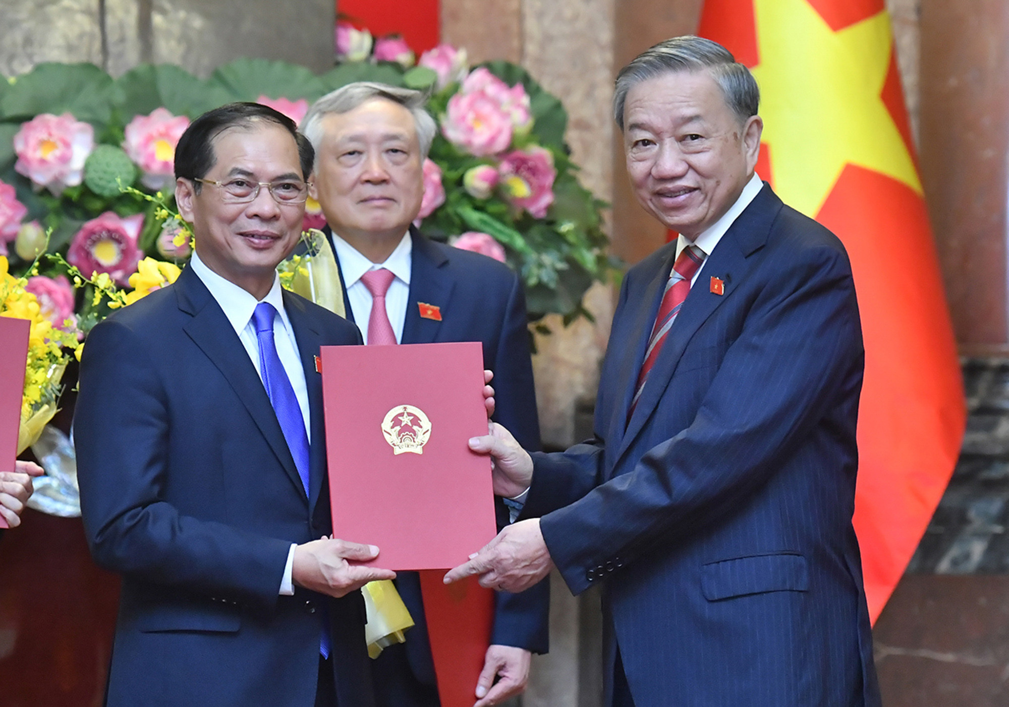 Tổng Bí thư, Chủ tịch nước Tô Lâm trao Quyết định bổ nhiệm Phó Thủ tướng cho đồng chí Bùi Thanh Sơn.