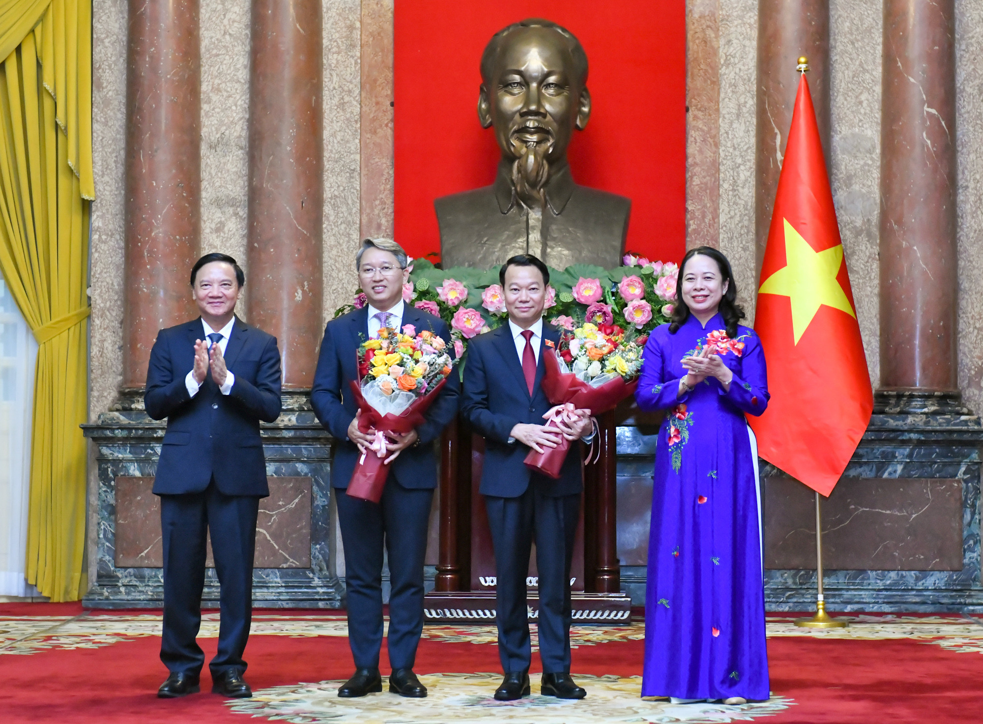 Các đồng chí lãnh đạo Đảng, Nhà nước chúc mừng 2 tân Bộ trưởng.