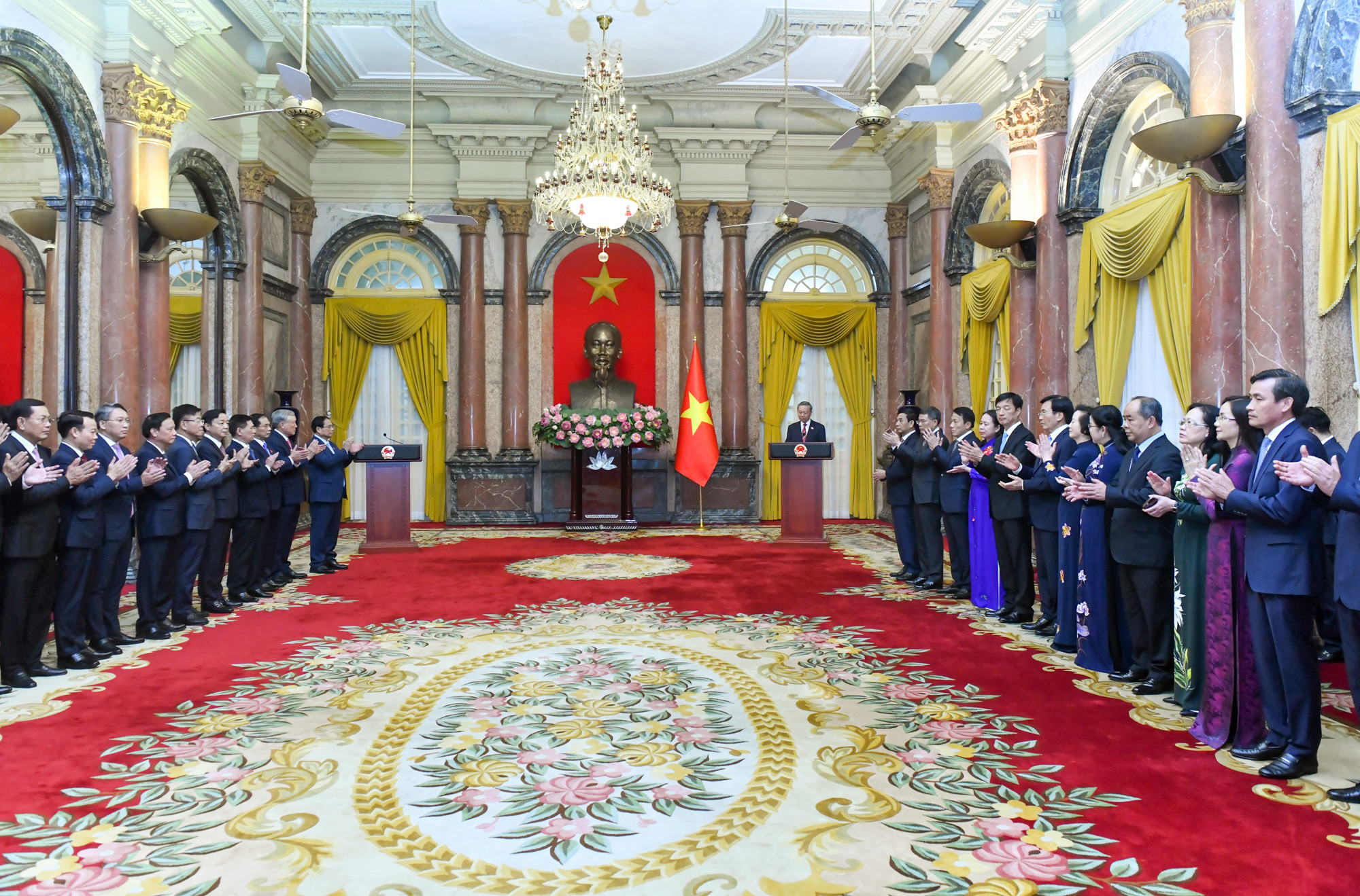 Quang cảnh lễ trao quyết định bổ nhiệm các Phó Thủ tướng và Bộ trưởng.