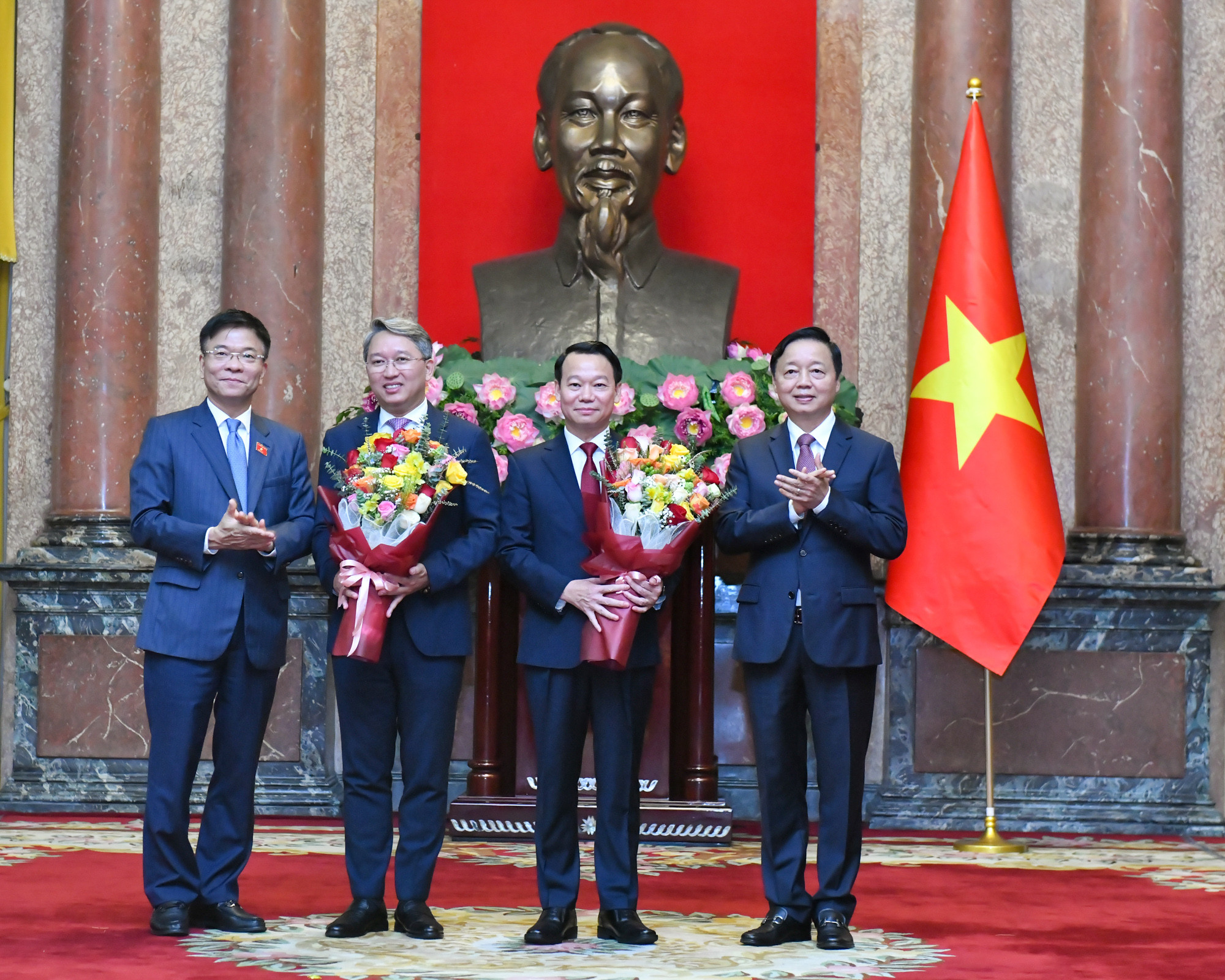 Các đồng chí lãnh đạo Đảng, Nhà nước chúc mừng 2 tân Bộ trưởng.