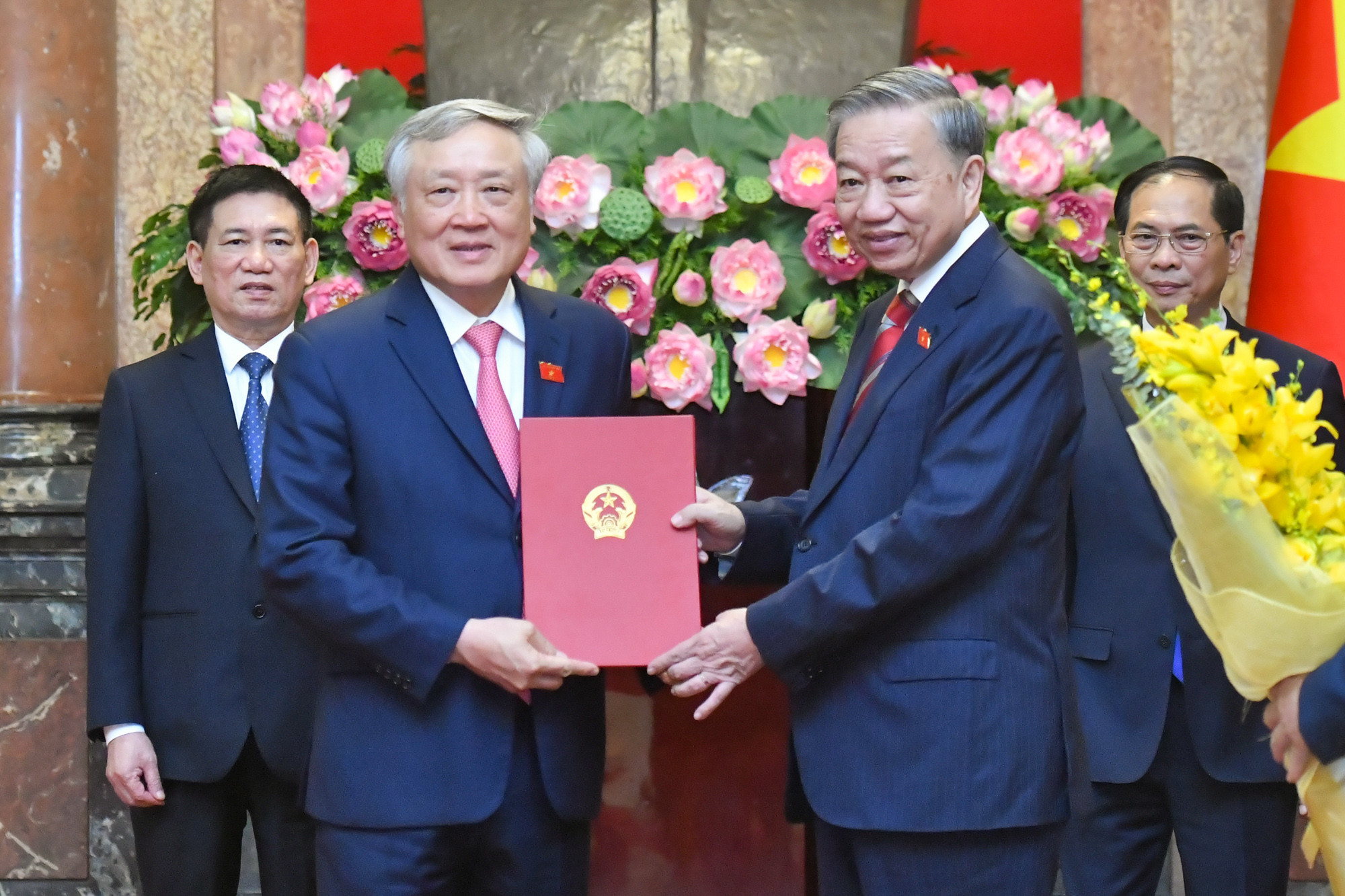 Tổng Bí thư, Chủ tịch nước Tô Lâm trao Quyết định bổ nhiệm Phó Thủ tướng cho đồng chí Nguyễn Hòa Bình.