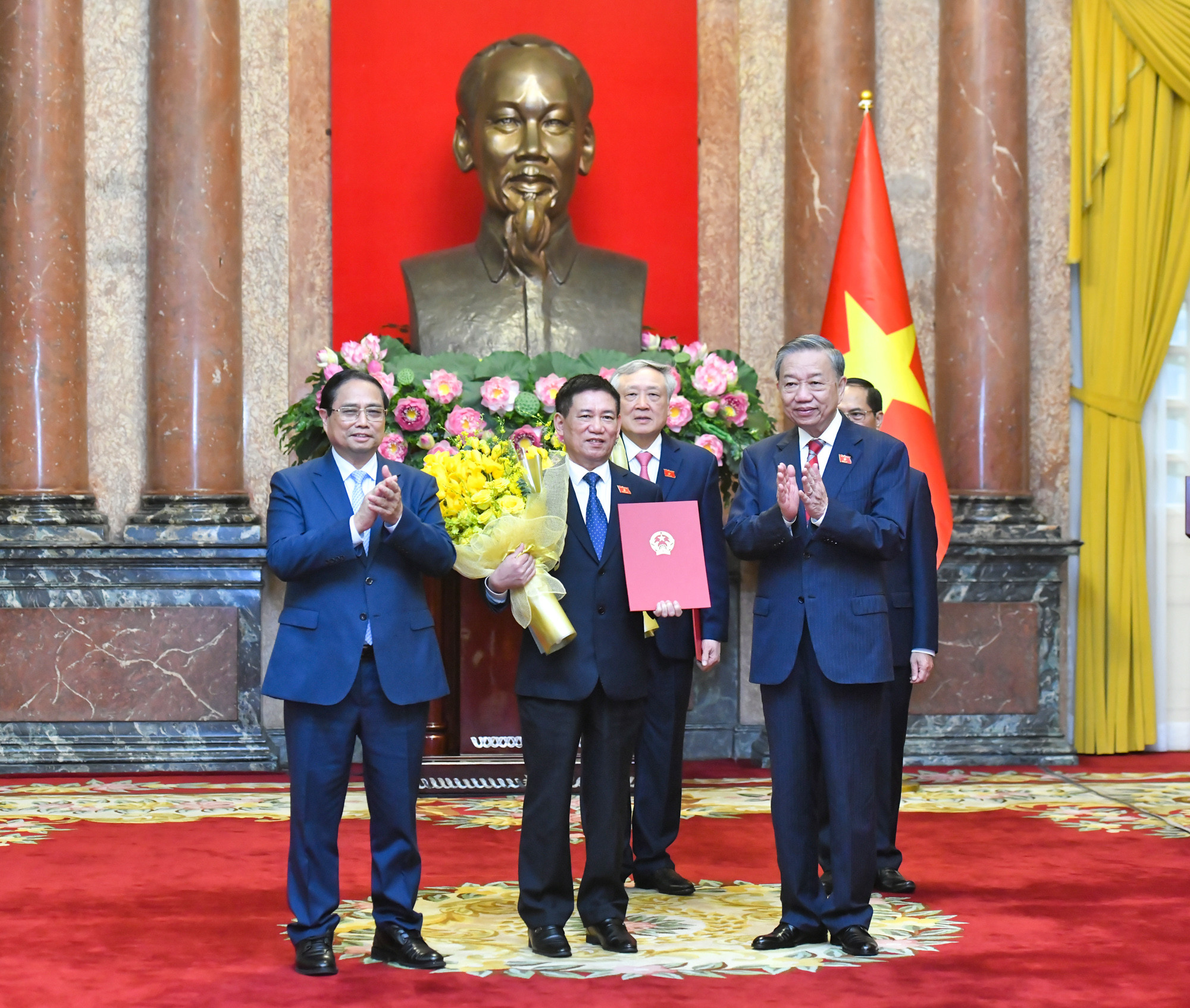 Tổng Bí thư, Chủ tịch nước Tô Lâm trao Quyết định bổ nhiệm Phó Thủ tướng cho đồng chí Hồ Đức Phớc.