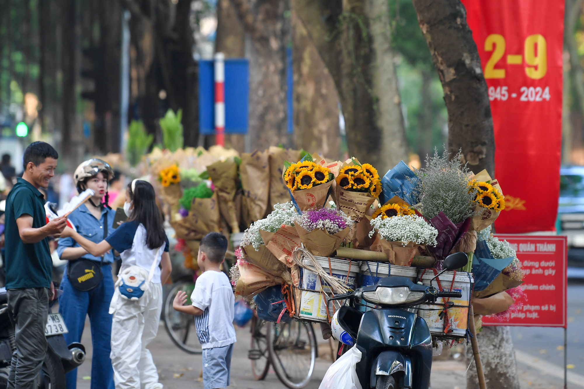 Trong ánh nắng nhẹ của ngày đầu tháng 9, có dịp đi một vòng trung tâm Hà Nội, những con phố của Thủ đô dấu yêu vừa thân quen mà khác lạ, vừa hiện đại mà rất đỗi yên bình.