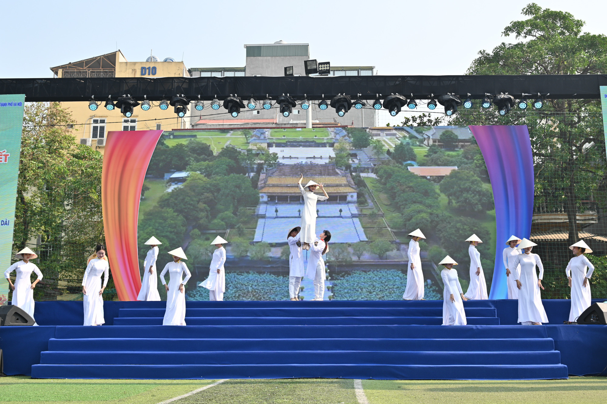 Phần thi thử thách “Aodai Dance” - Vũ điệu Áo dài của trường Đại học Văn hóa Hà Nội.