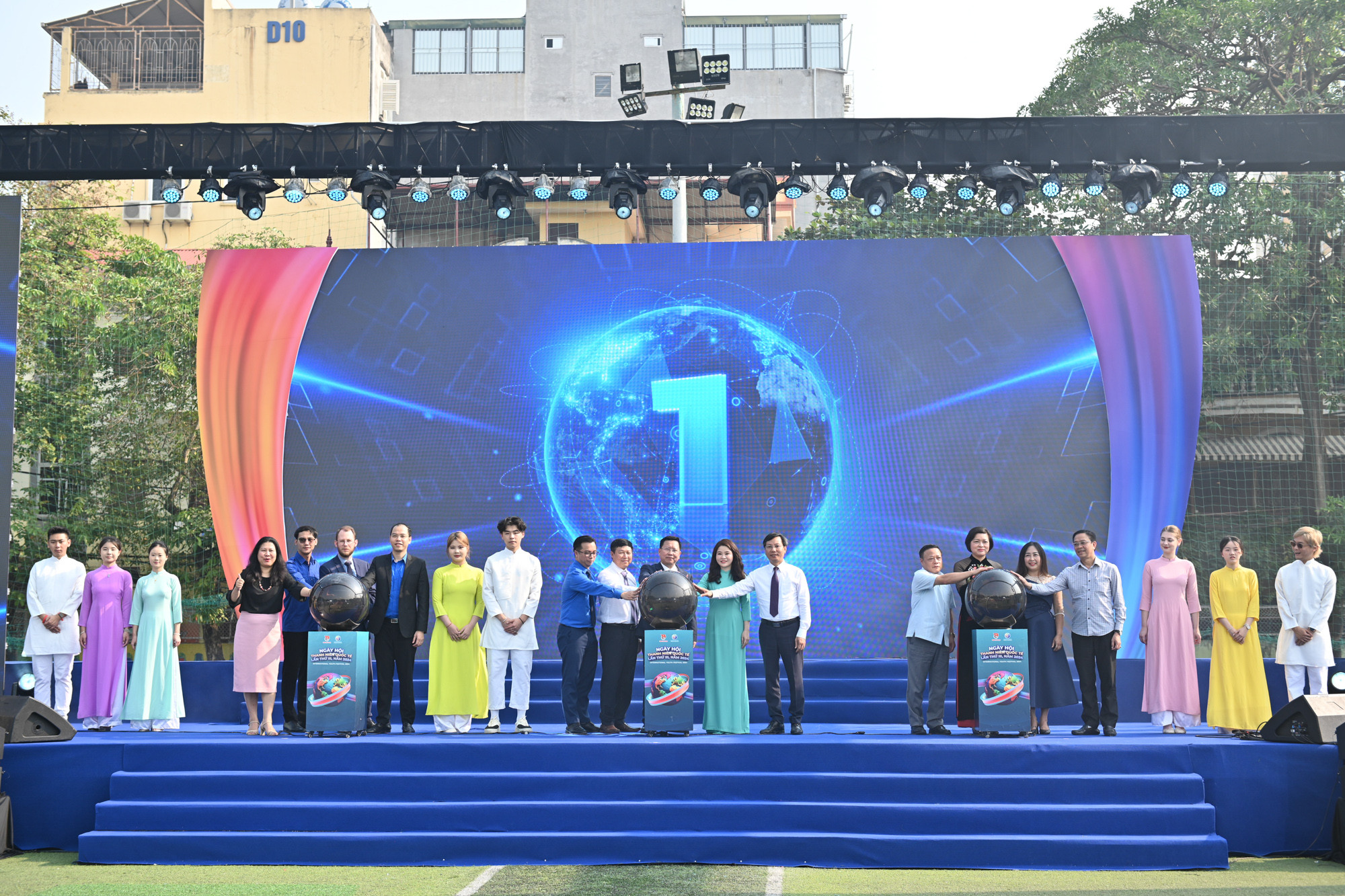 Đại biểu thực hiện nghi thức khai mạc Ngày hội Thanh niên quốc tế lần thứ 3, năm 2024.