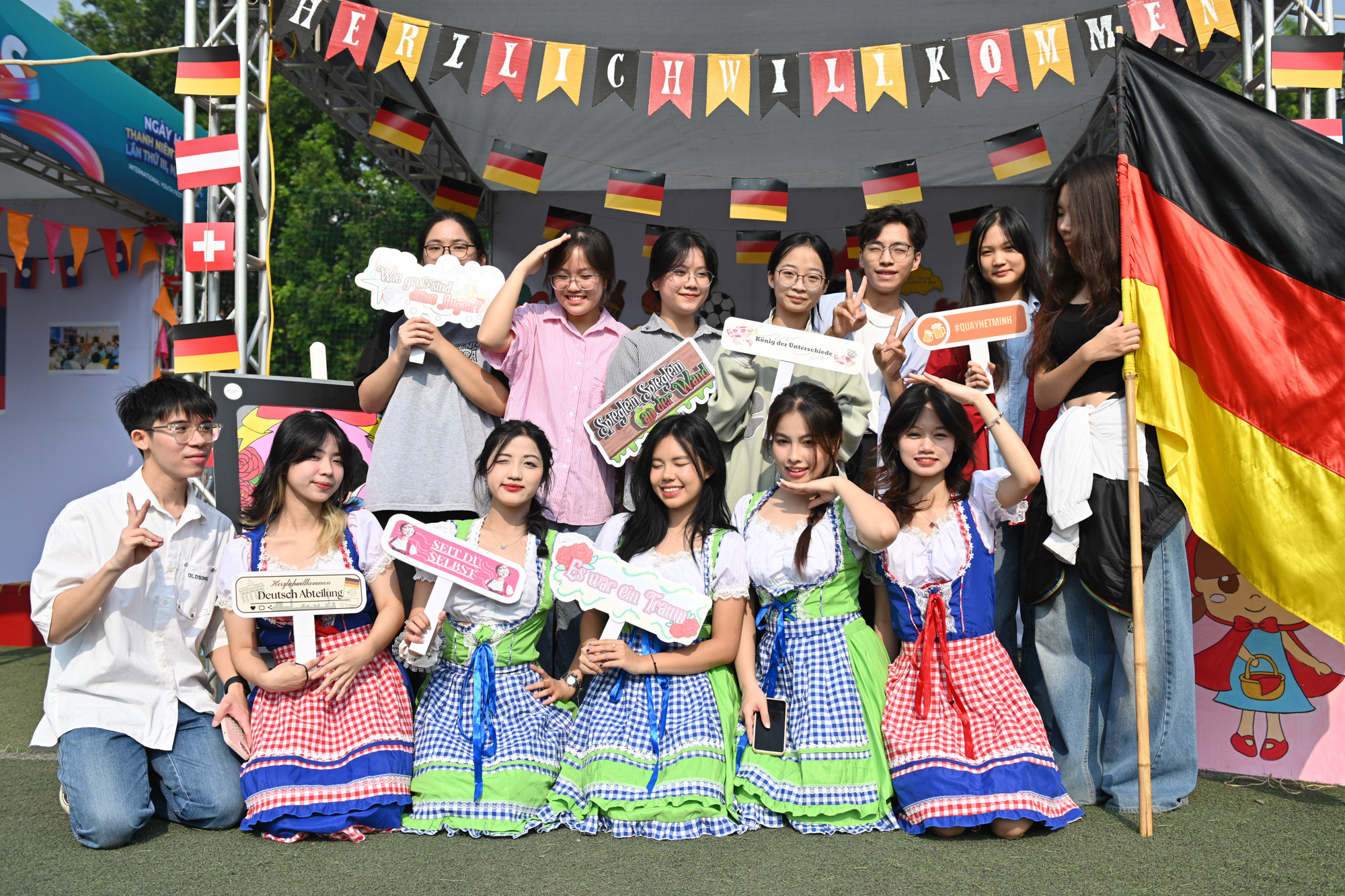 Đến tham quan khu vực trưng bày, mỗi người trẻ sẽ đóng vai trò như một đại sứ văn hóa, góp phần tuyên truyền giá trị tốt đẹp trong cộng đồng, giới thiệu hình ảnh, văn hóa Việt Nam đến bạn bè quốc tế.