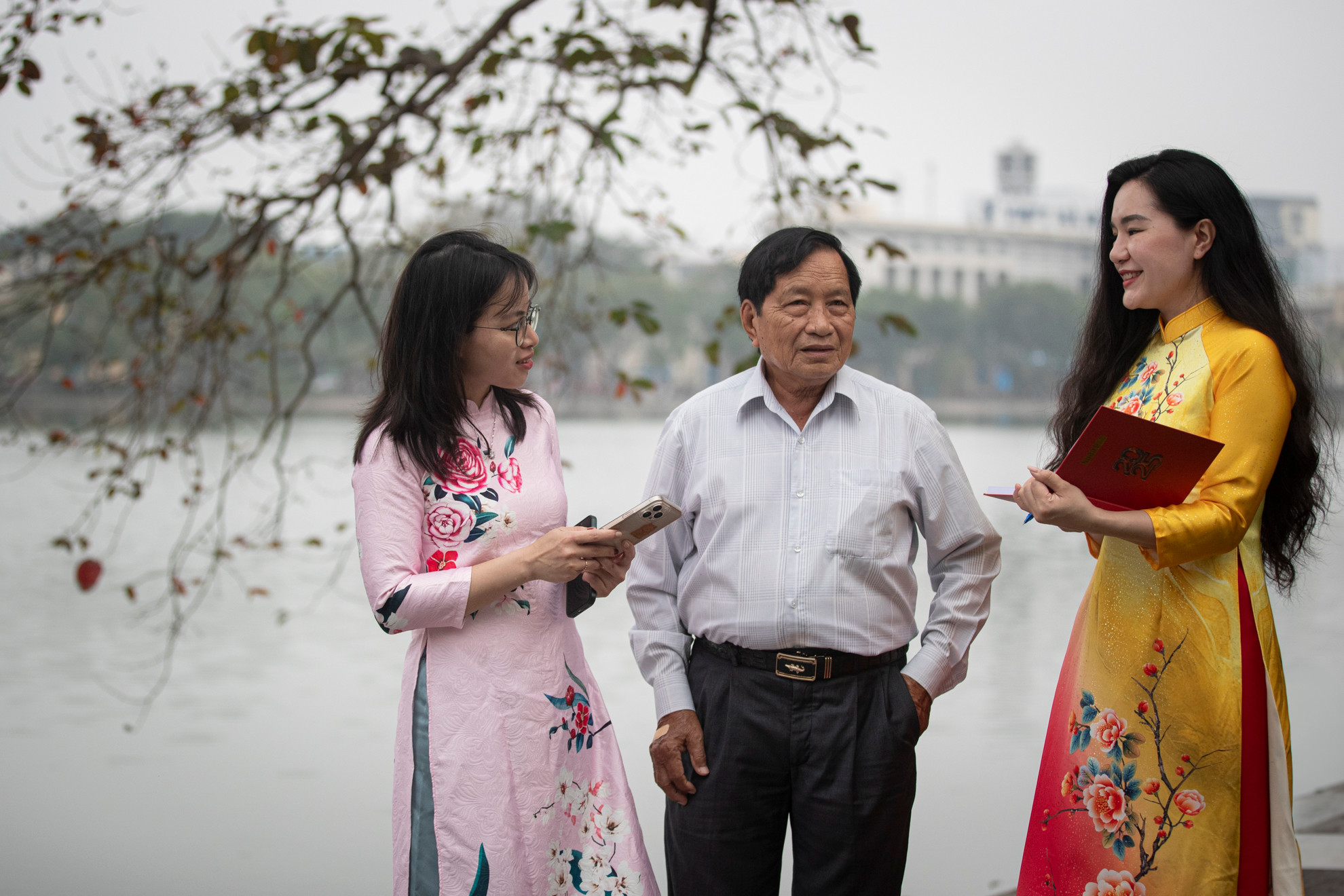 Tác nghiệp tại khu vực Hồ Hoàn Kiếm.