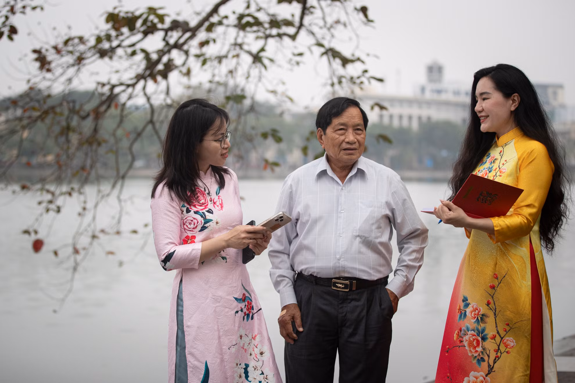 Tác nghiệp tại khu vực Hồ Hoàn Kiếm.