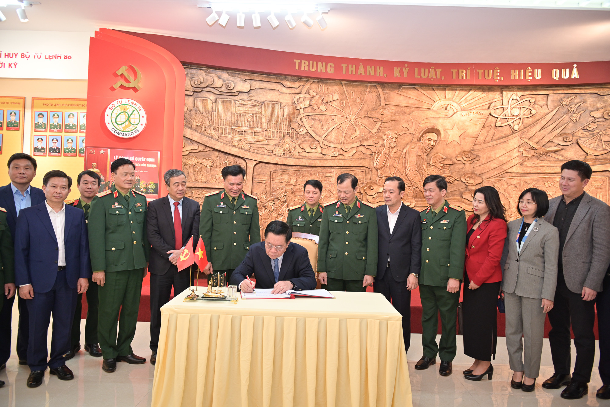 Đồng chí Nguyễn Trọng Nghĩa ghi sổ vàng lưu niệm Bộ Tư lệnh 86.