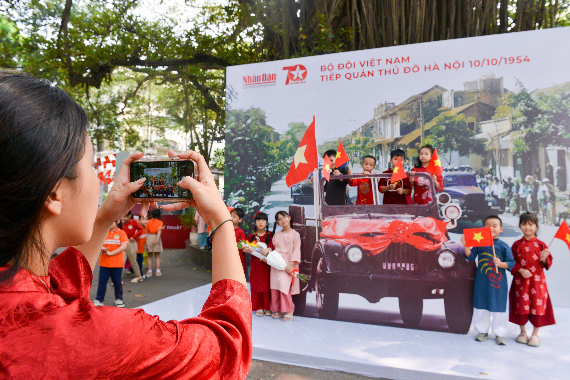 Các bạn học sinh bên mô hình tái hiện cảnh xe chở bác sĩ Trần Duy Hưng tiến vào tiếp quản Thủ đô, ngày 10/10/1954.