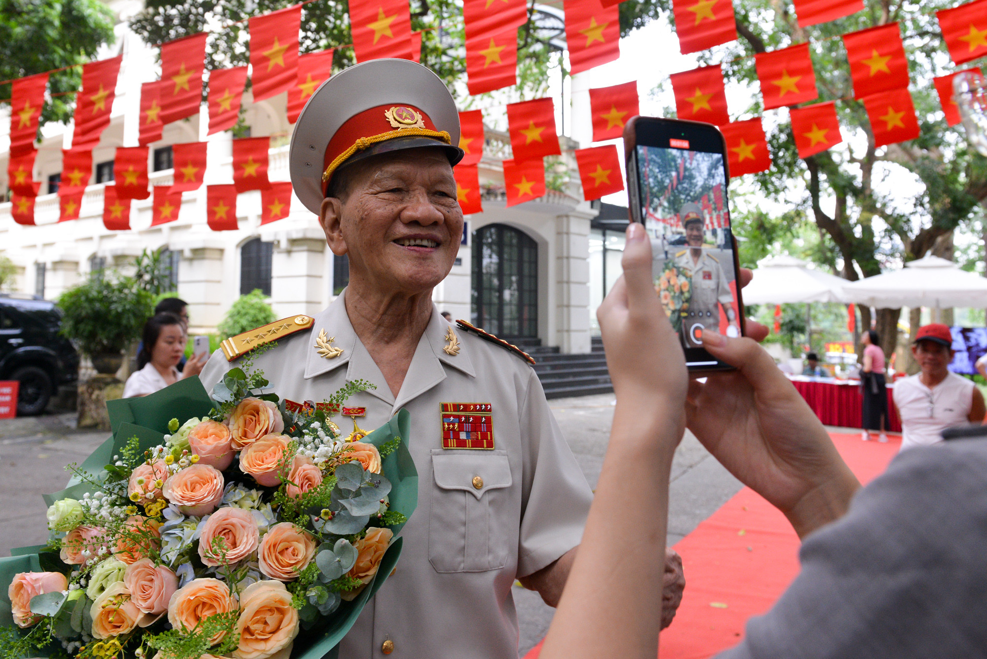 Sau khi tham quan, trải nghiệm tại triển lãm, cựu chiến binh Nguyễn Hữu Tài chúc mừng Báo Nhân Dân và tin tưởng rằng, với những sáng kiến mới mẻ của báo sẽ giúp thế hệ trẻ hiểu rõ hơn về lịch sử...