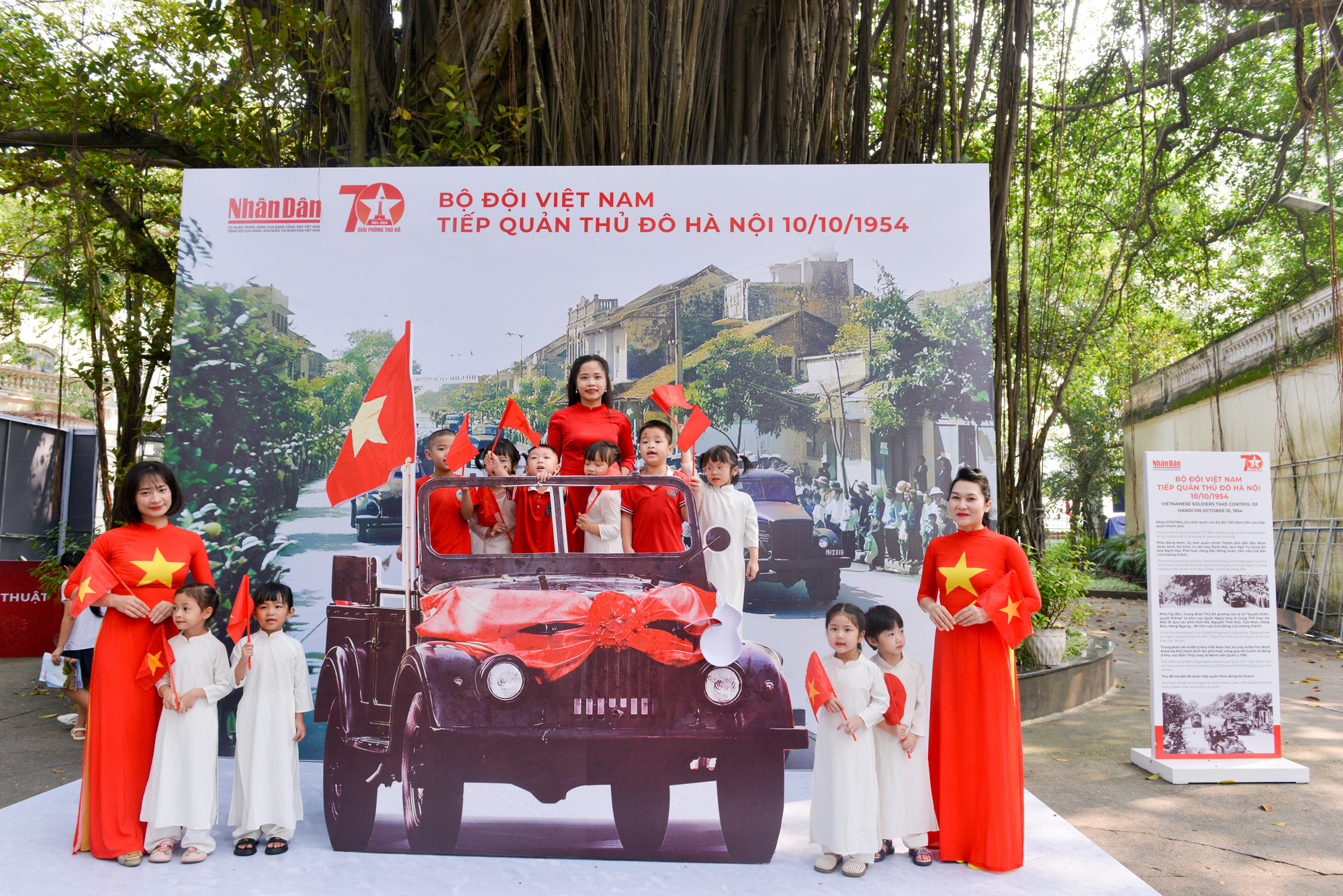 Trang phục áo dài trắng, áo dài cờ đỏ sao vàng của cô và trò trường Mầm non Bắc Cầu (quận Long Biên) tại triển lãm.