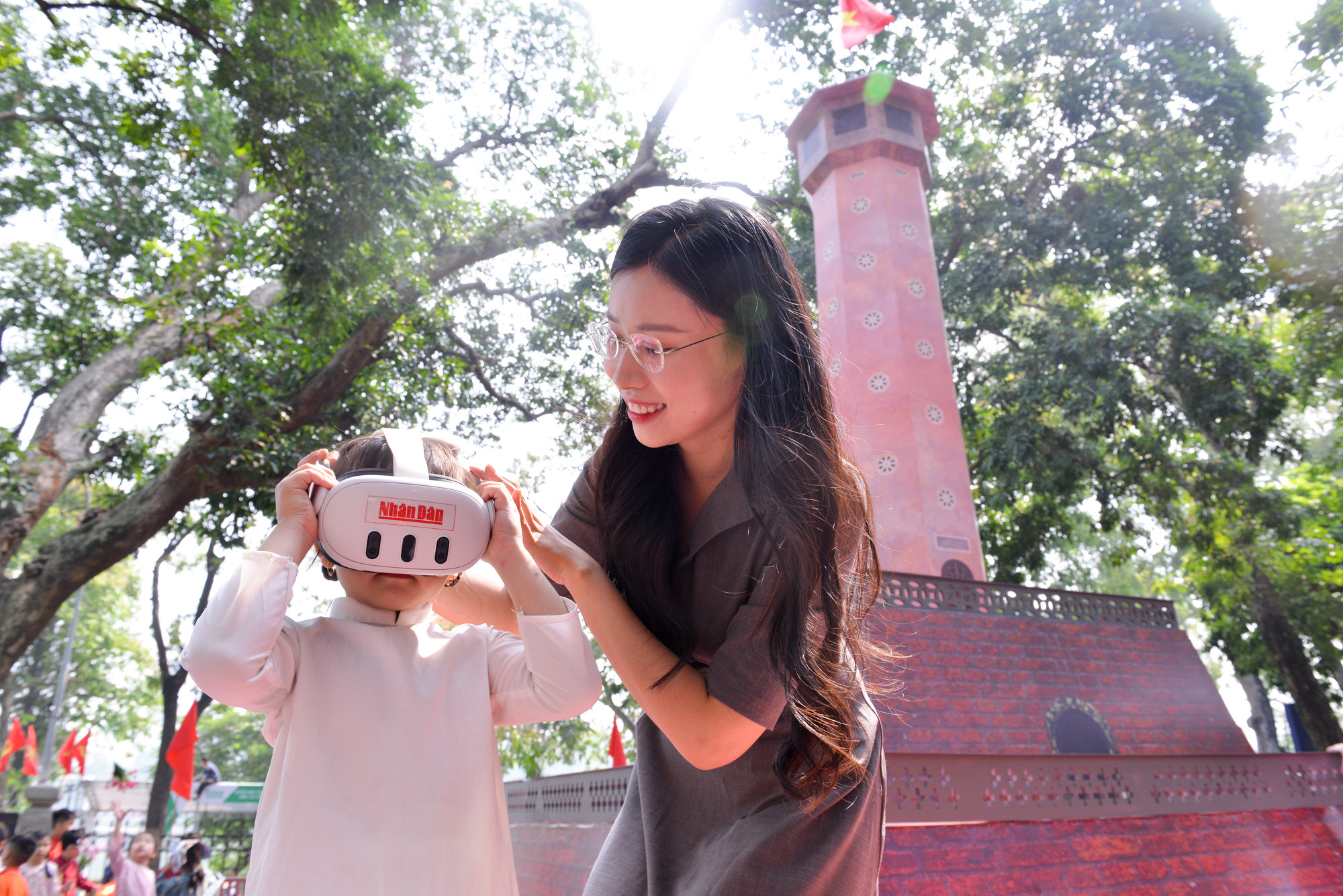 Tại triển lãm các bạn học sinh còn được trải nghiệm kính thực tế ảo tăng cường (AR) để xem hình ảnh 3D về Hà Nội.