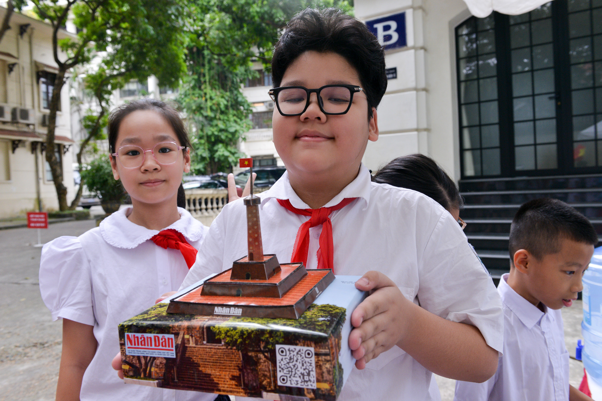Học sinh trường Trung học cơ sở Nguyễn Công Trứ với mô hình Cột cờ Hà Nội do tự tay mình cắt ghép.