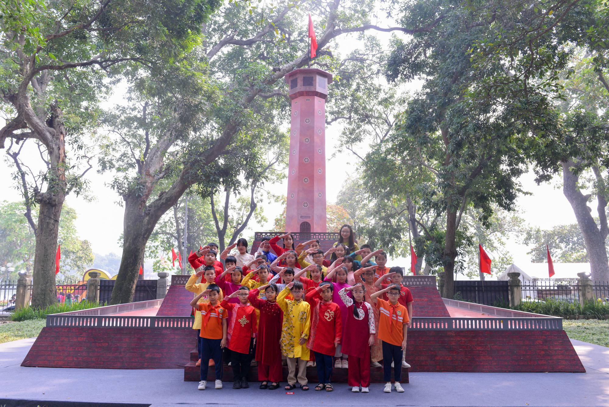 Cô và trò trường Tiểu học Tràng An (quận Hoàn Kiếm) thực hiện nghi thức chào cờ tại triển lãm.