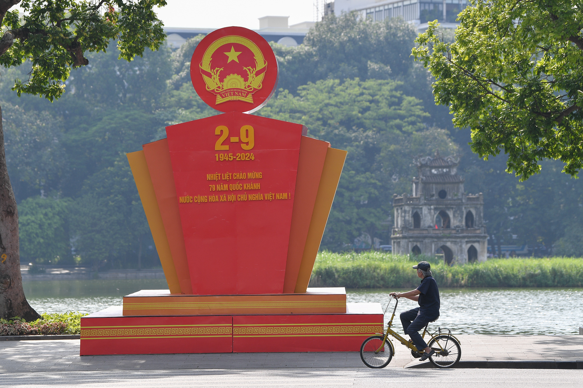 Dịp kỷ niệm 79 năm Cách mạng Tháng Tám và Quốc khánh 2/9, thành phố Hà Nội đã trang hoàng cụm thông tin, cổ động, pano, áp phích, khẩu hiệu, màn hình cổ động ở các khu trung tâm, cơ quan, công sở và nơi tập trung đông người. Dịp kỷ niệm 79 năm Cách mạng Tháng Tám và Quốc khánh 2/9, thành phố Hà Nội đã trang hoàng cụm thông tin, cổ động, pano, áp phích, khẩu hiệu, màn hình cổ động ở các khu trung tâm, cơ quan, công sở và nơi tập trung đông người.