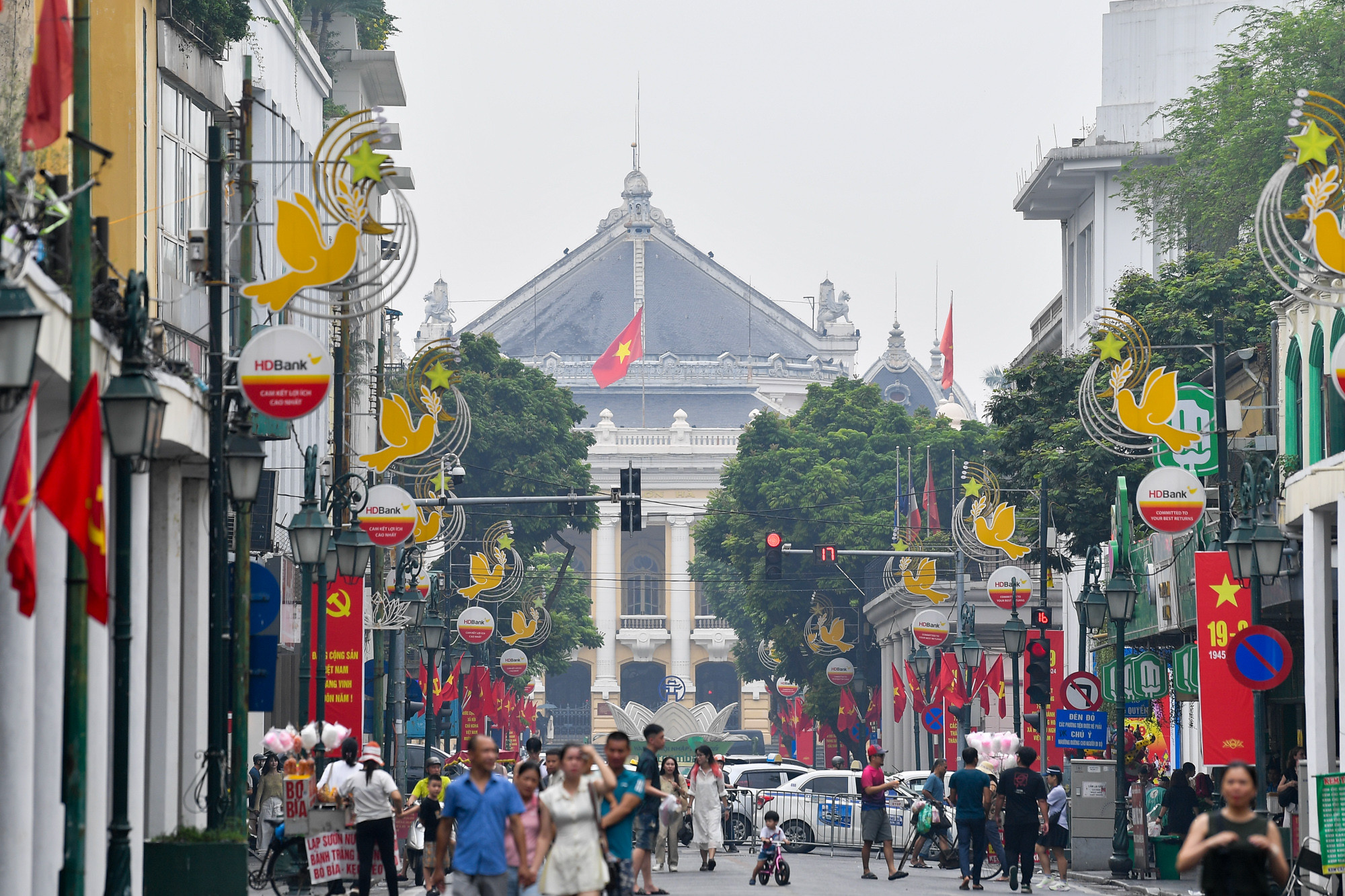 Các tuyến đường, tuyến phố tại khu vực trung tâm thành phố được trang hoàng rực rỡ. Các tuyến đường, tuyến phố tại khu vực trung tâm thành phố được trang hoàng rực rỡ.