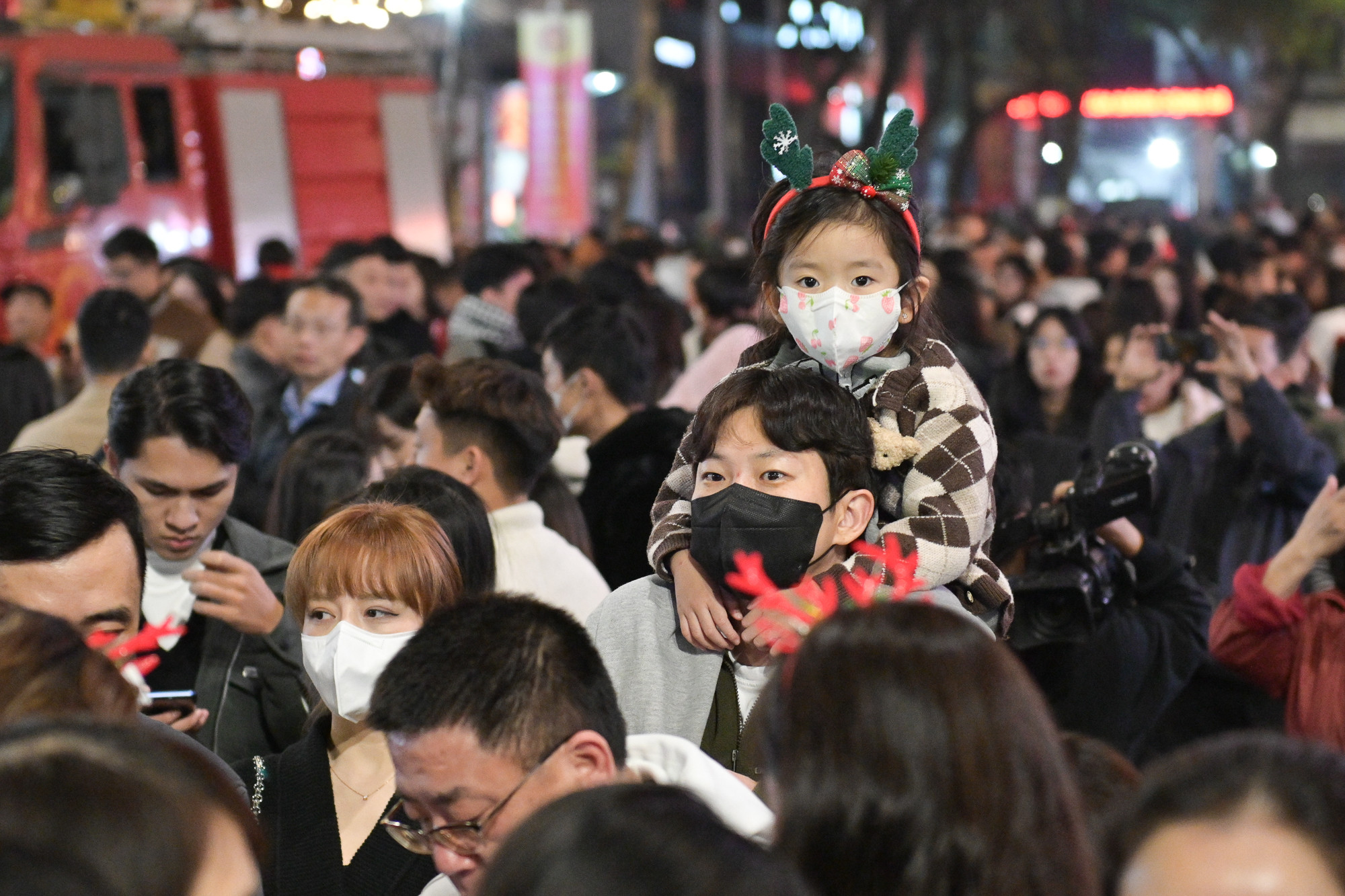 Nhiều bạn nhỏ theo chân bố mẹ, lần đầu tiên được lên phố đón Giáng sinh. Nhiều bạn nhỏ theo chân bố mẹ, lần đầu tiên được lên phố đón Giáng sinh.
