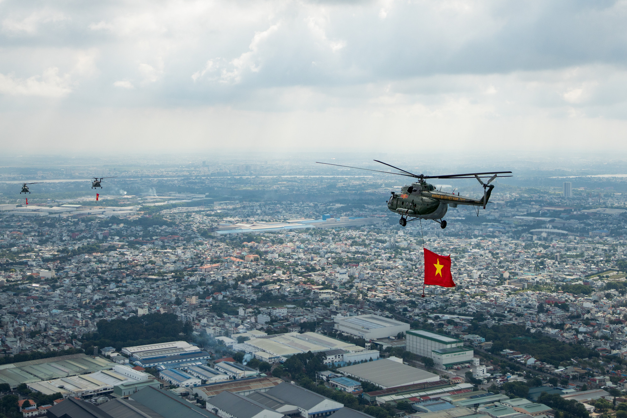 Các máy bay trực thăng sử dụng trong ban bay là các loại Mi-171, Mi-17, Mi-8 và bay theo đội hình biên đội 3-4-3.