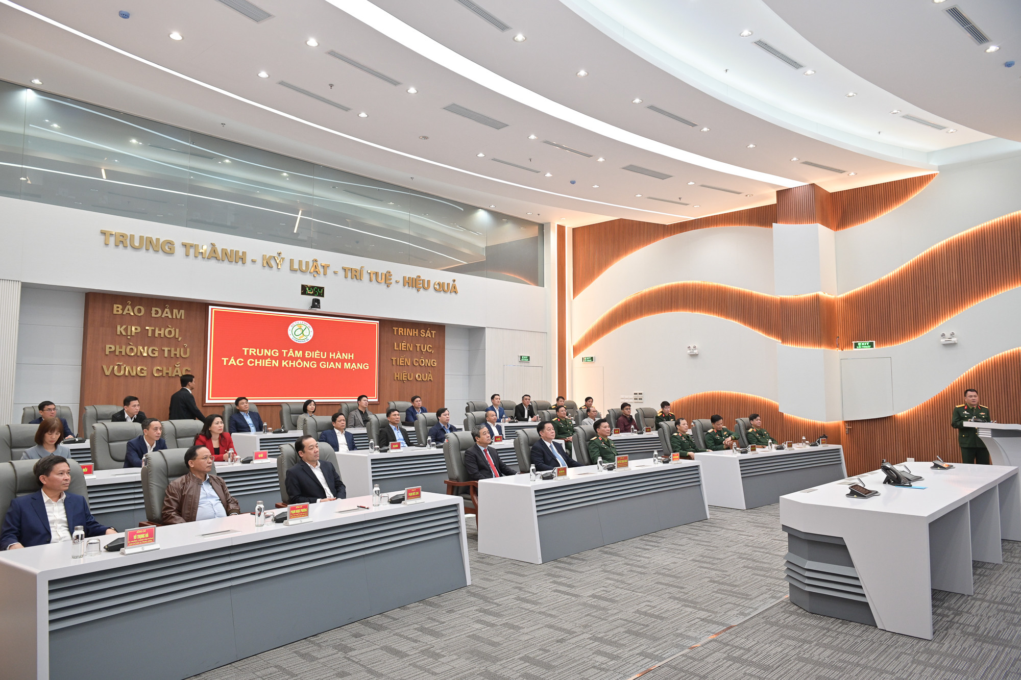 Đồng chí Nguyễn Trọng Nghĩa thăm Trung tâm điều hành Tác chiến không gian mạng Bộ Tư lệnh 86.