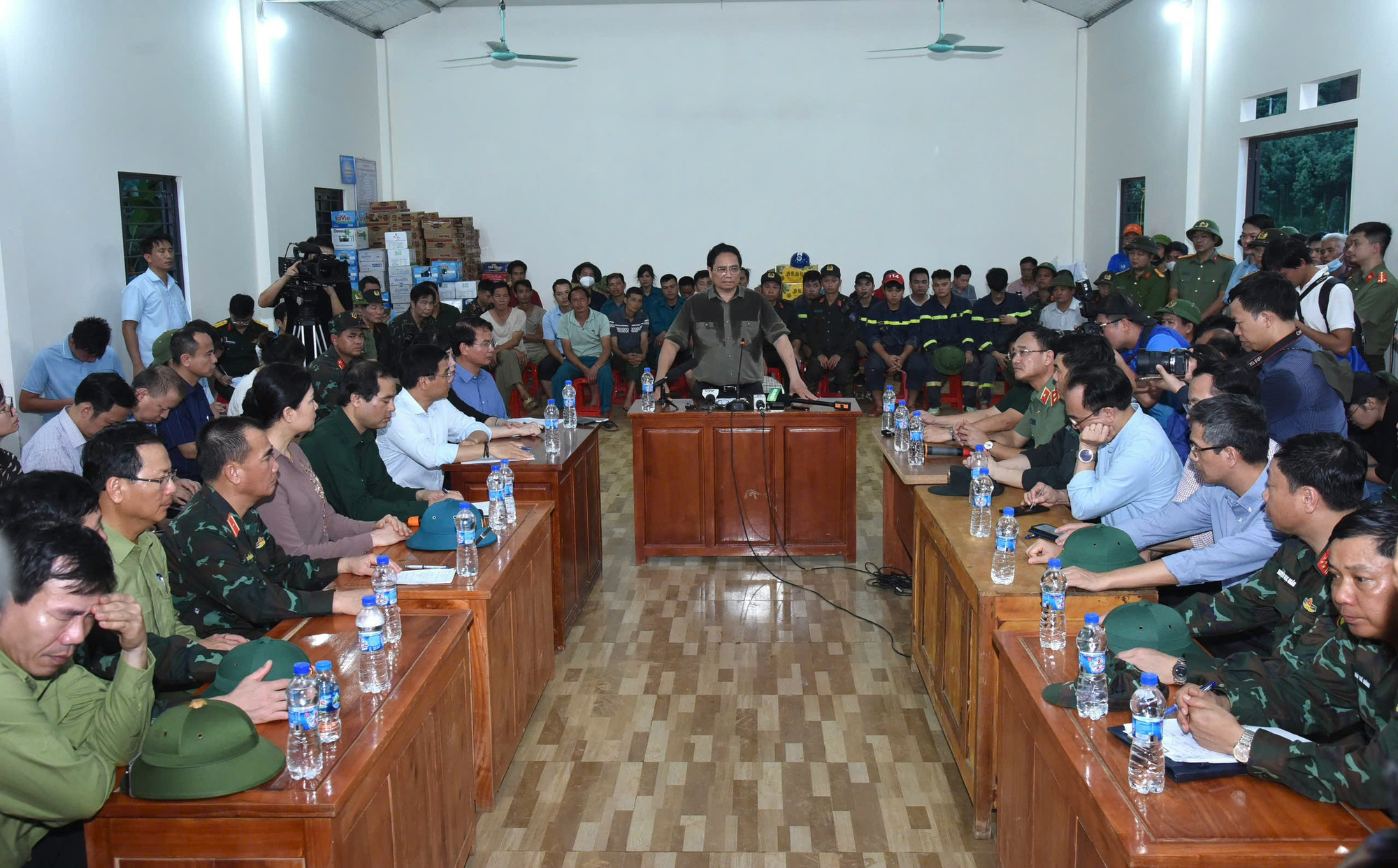 Thủ tướng làm việc với các lực lượng cứu hộ, cứu nạn.