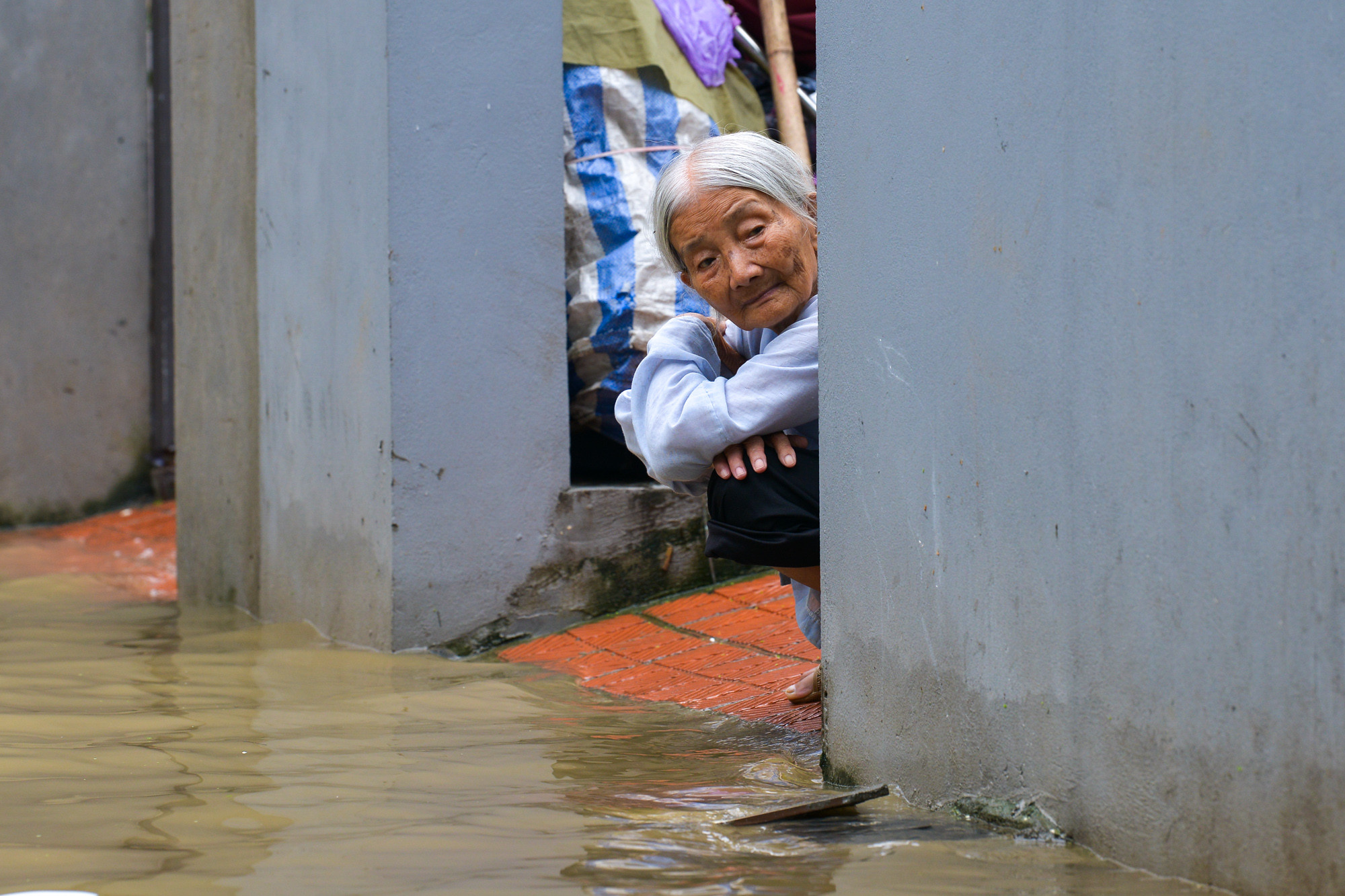 Tại một số gia đình, nước vẫn chưa tràn vào sân nhưng mọi người luôn trong tâm thế sẵn sàng di chuyển bất cứ lúc nào.