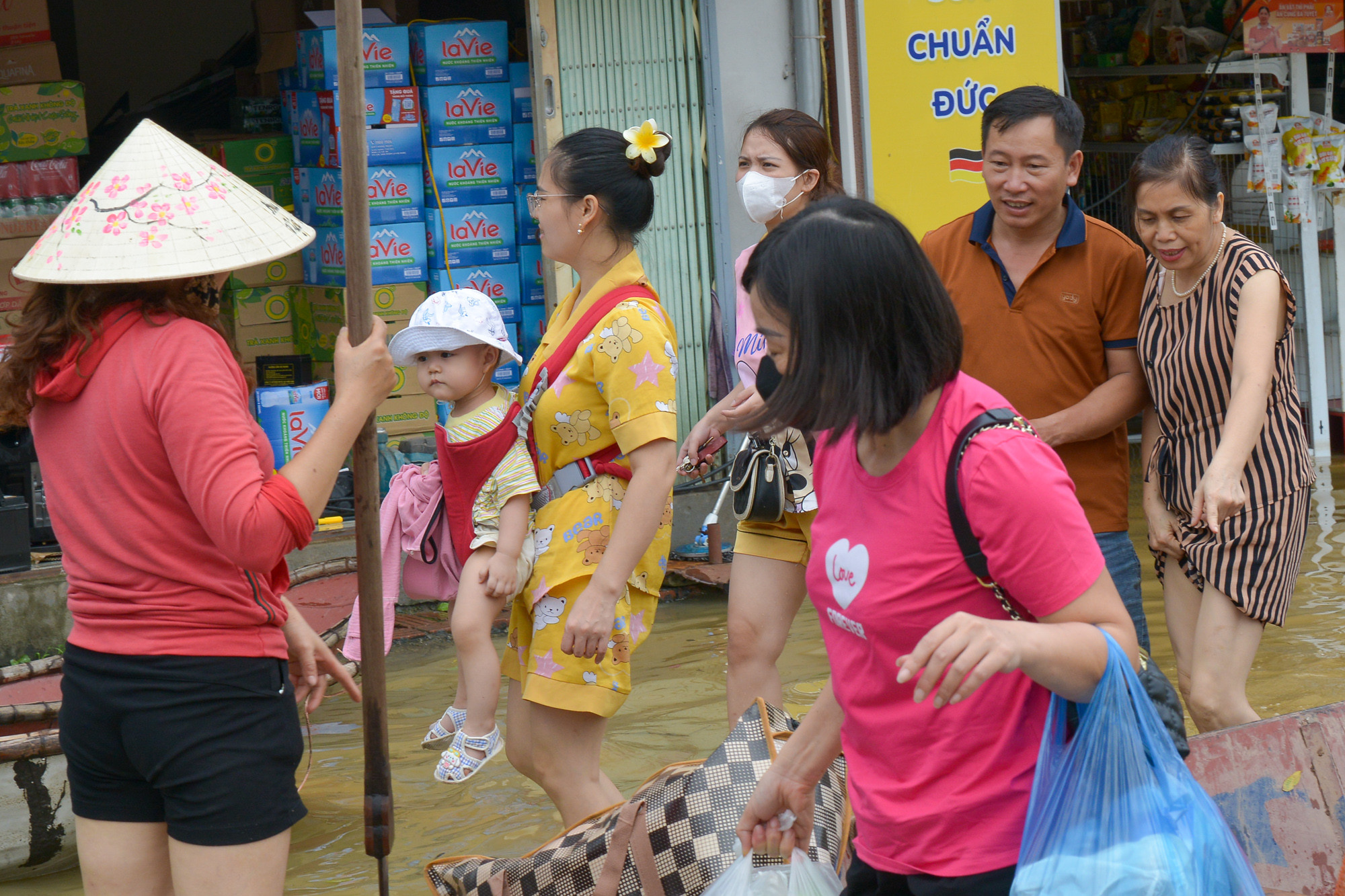 Đến trưa ngày hôm nay, nhiều gia đình phải di chuyển ra bên ngoài do mực nước càng lên cao.