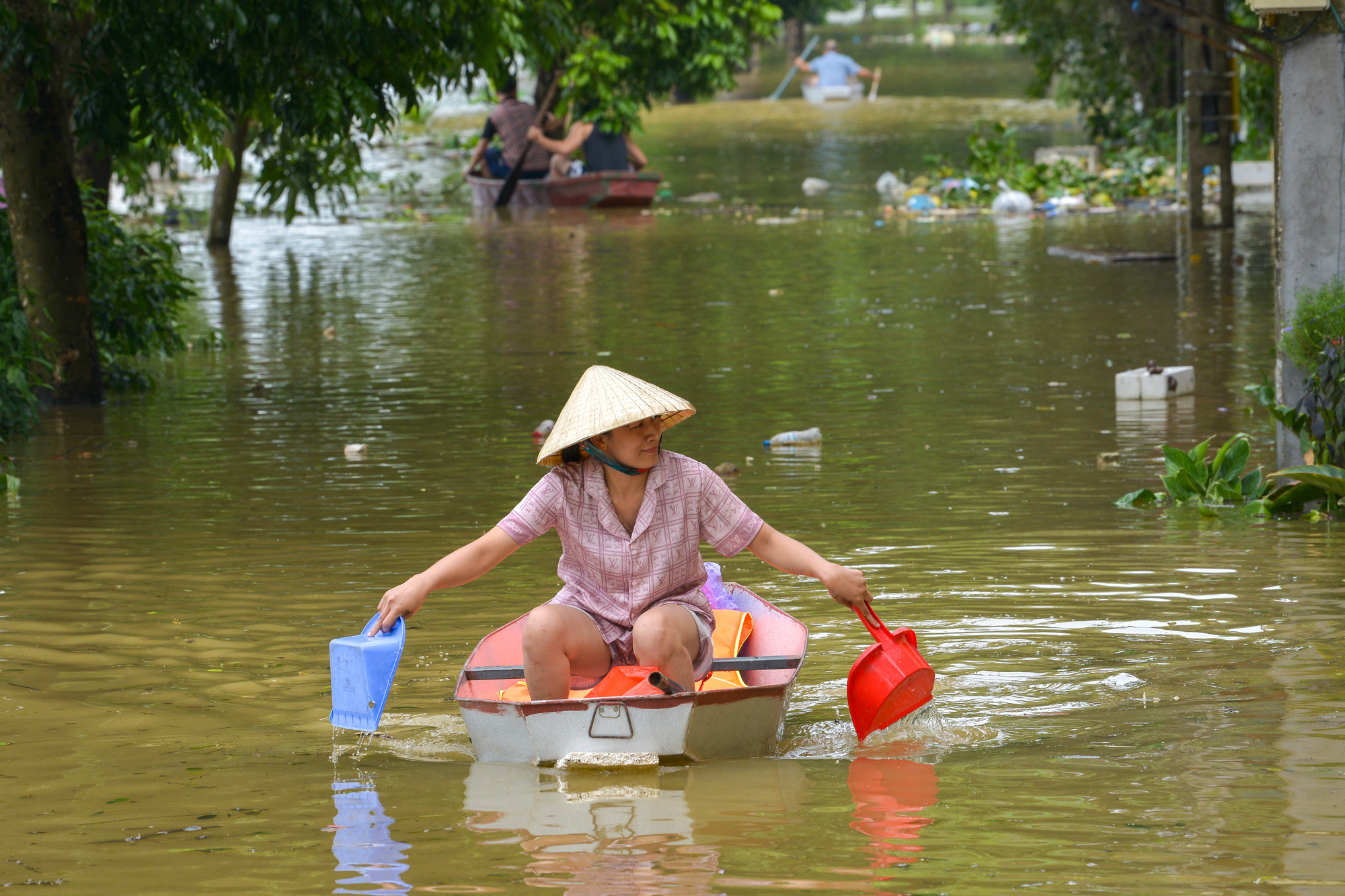 Người dân tận dụng mọi thứ làm mái chèo.