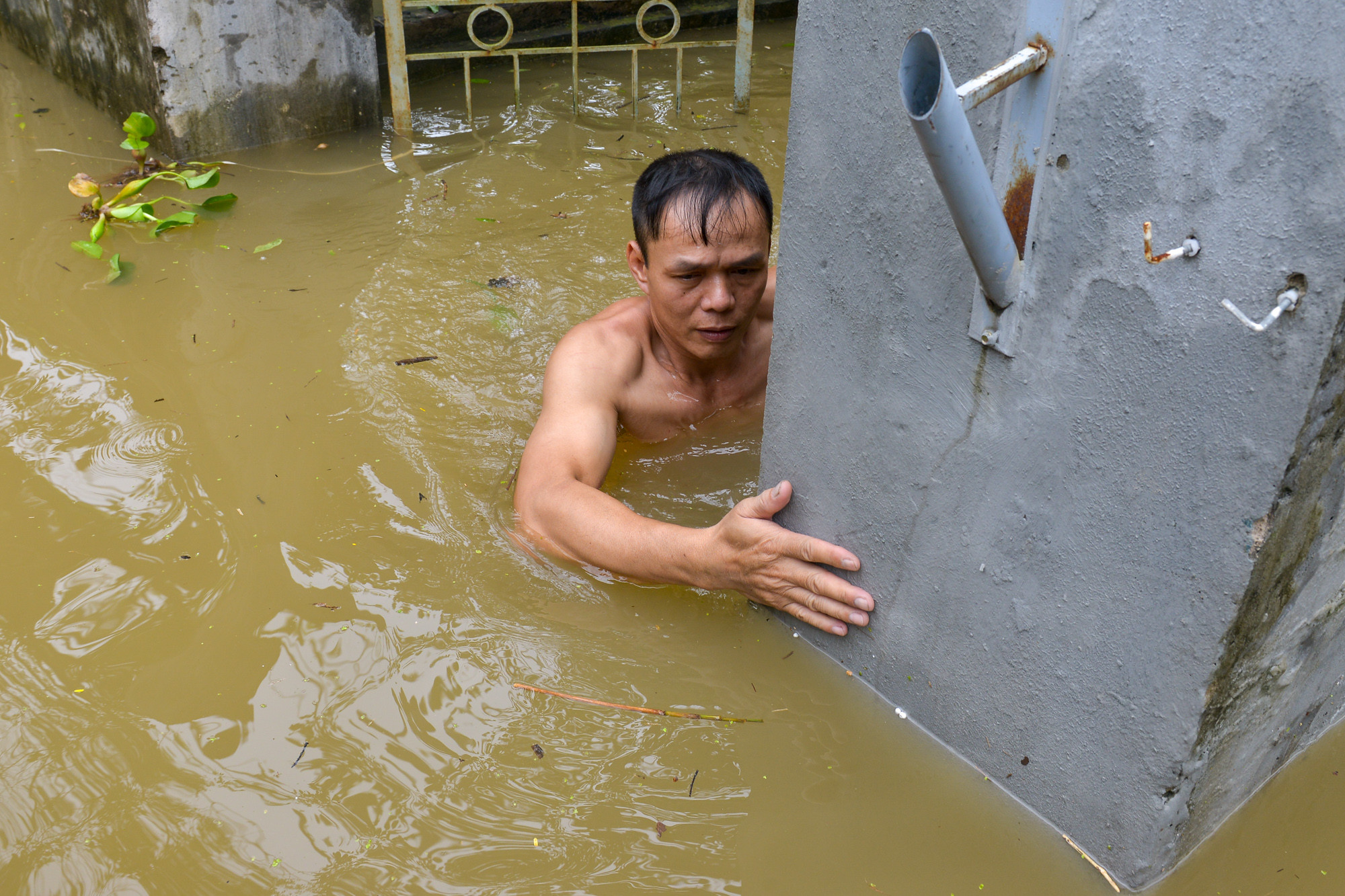 Có những điểm ngập sâu quá đầu người khiến nhiều gia đình không thể ra khỏi nhà.