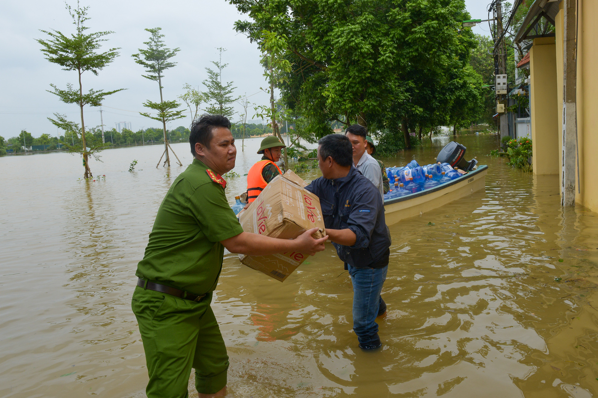 Đồ tiếp tế được vận chuyển vào bên trong.
