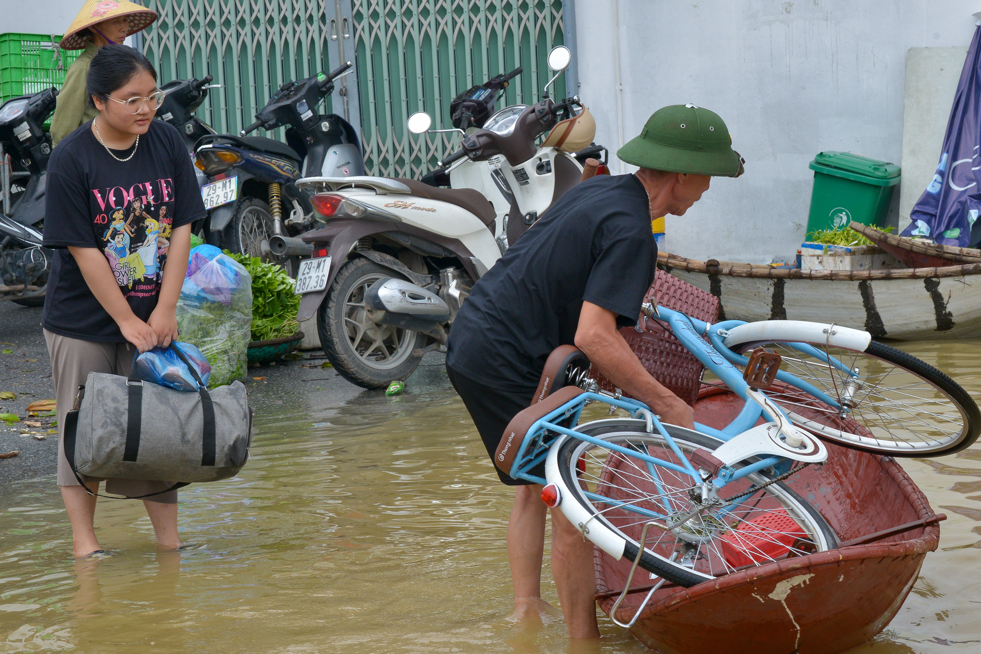 Xe đạp được lên thuyền nhỏ để gửi hàng xóm mang ra ngoài cho con em đi học.