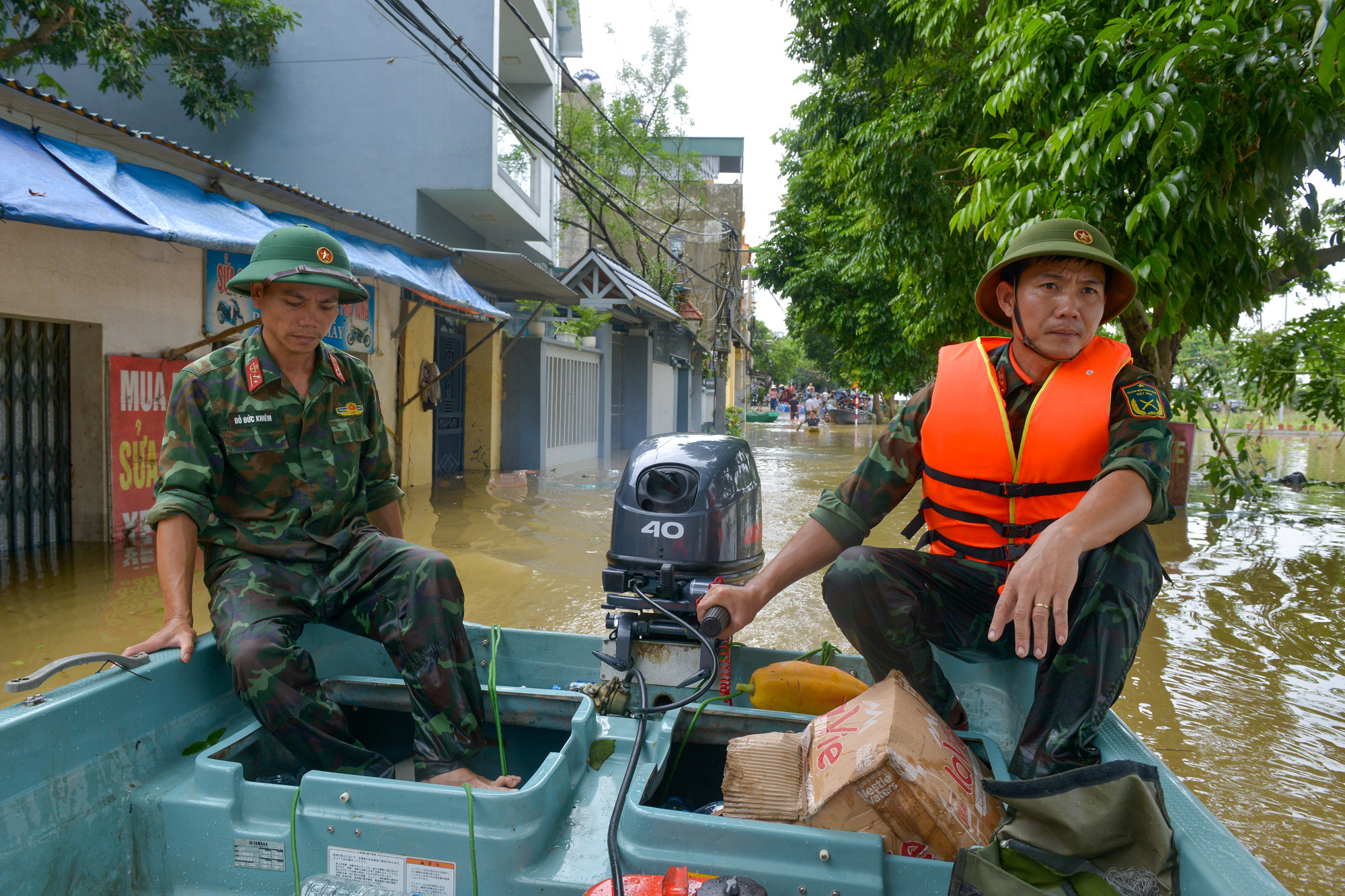 Xuồng máy của lực lượng chức năng tiến vào bên trong các điểm ngập sâu chuyển đồ tiếp tế và đón người dân ra bên ngoài.