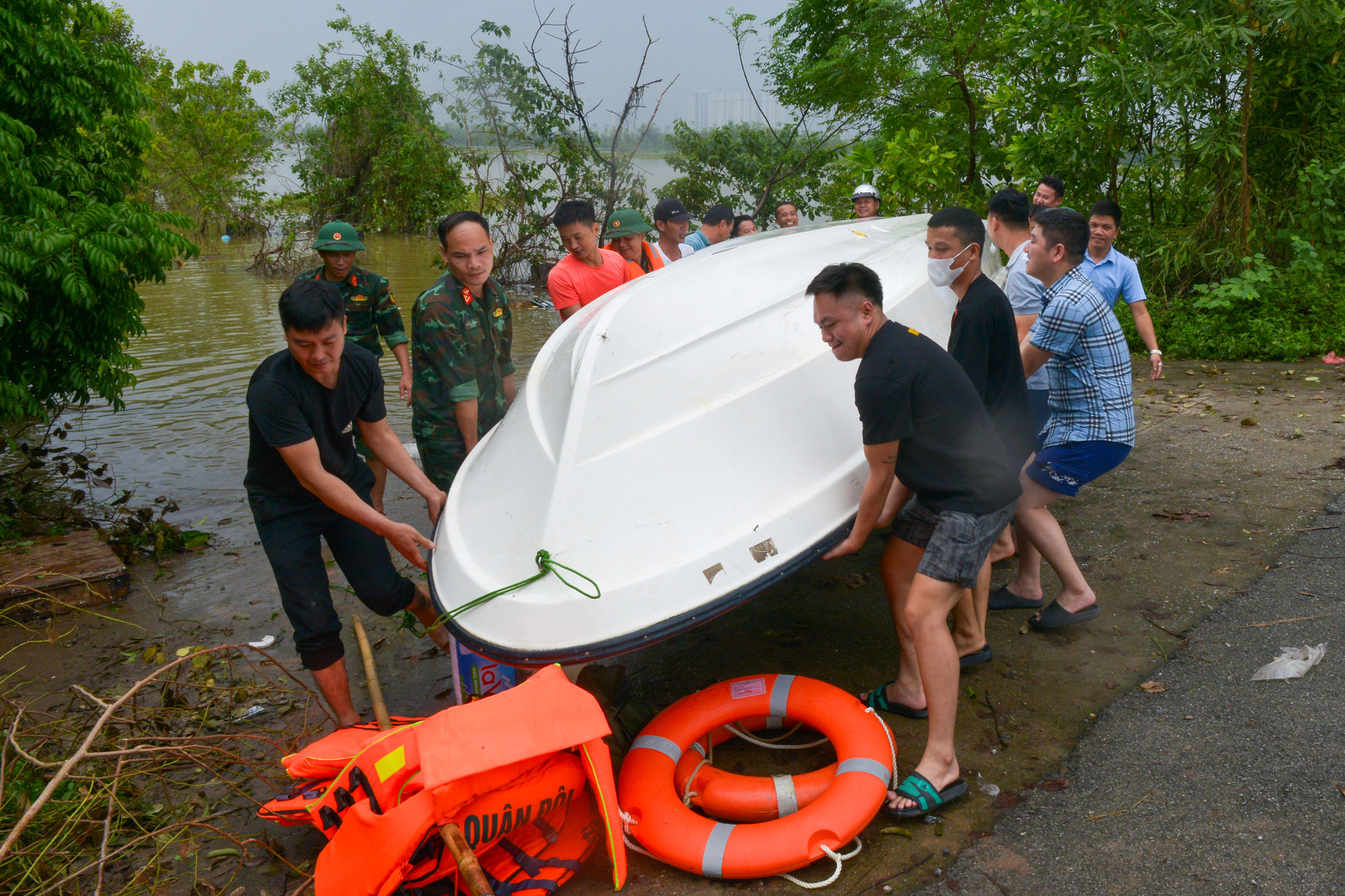 Cán bộ, chiến sĩ Trường Sĩ quan Đặc công đã huy động 6 thuyền máy xuống các điểm ngập tại xã Yên Mỹ để đưa người và đồ đạc ra nơi an toàn.