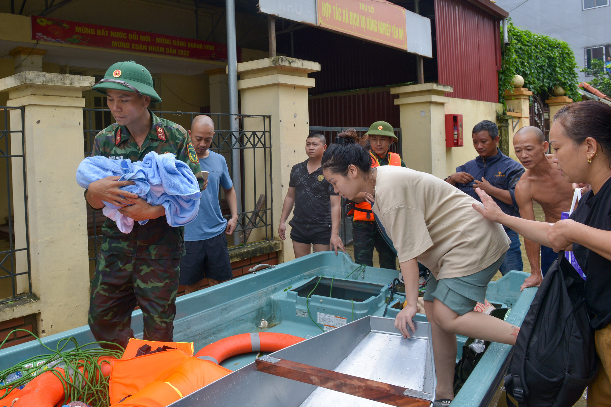 Đặc biệt, một bé sơ sinh cùng gia đình đã được lực lượng chức năng đưa lên thuyền ra vùng an toàn.