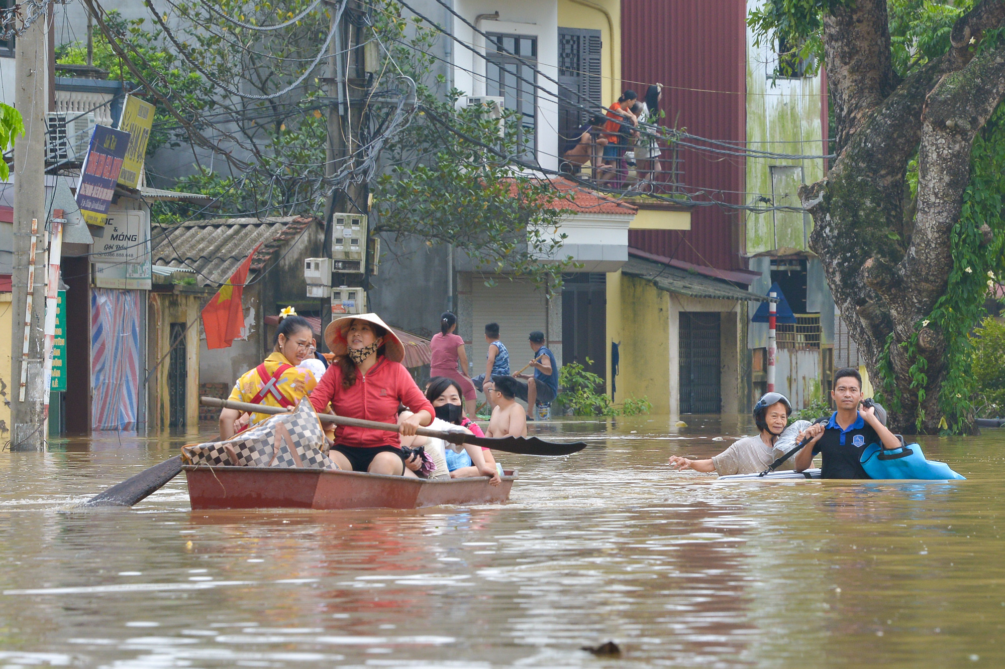 Nhiều xóm tại xã Yên Mỹ bị ngập từ nhiều ngày nay, đặc biệt từ tối ngày 11/9 đến sáng ngày 12/9 nước lên nhanh, khiến người dân không kịp trở tay.