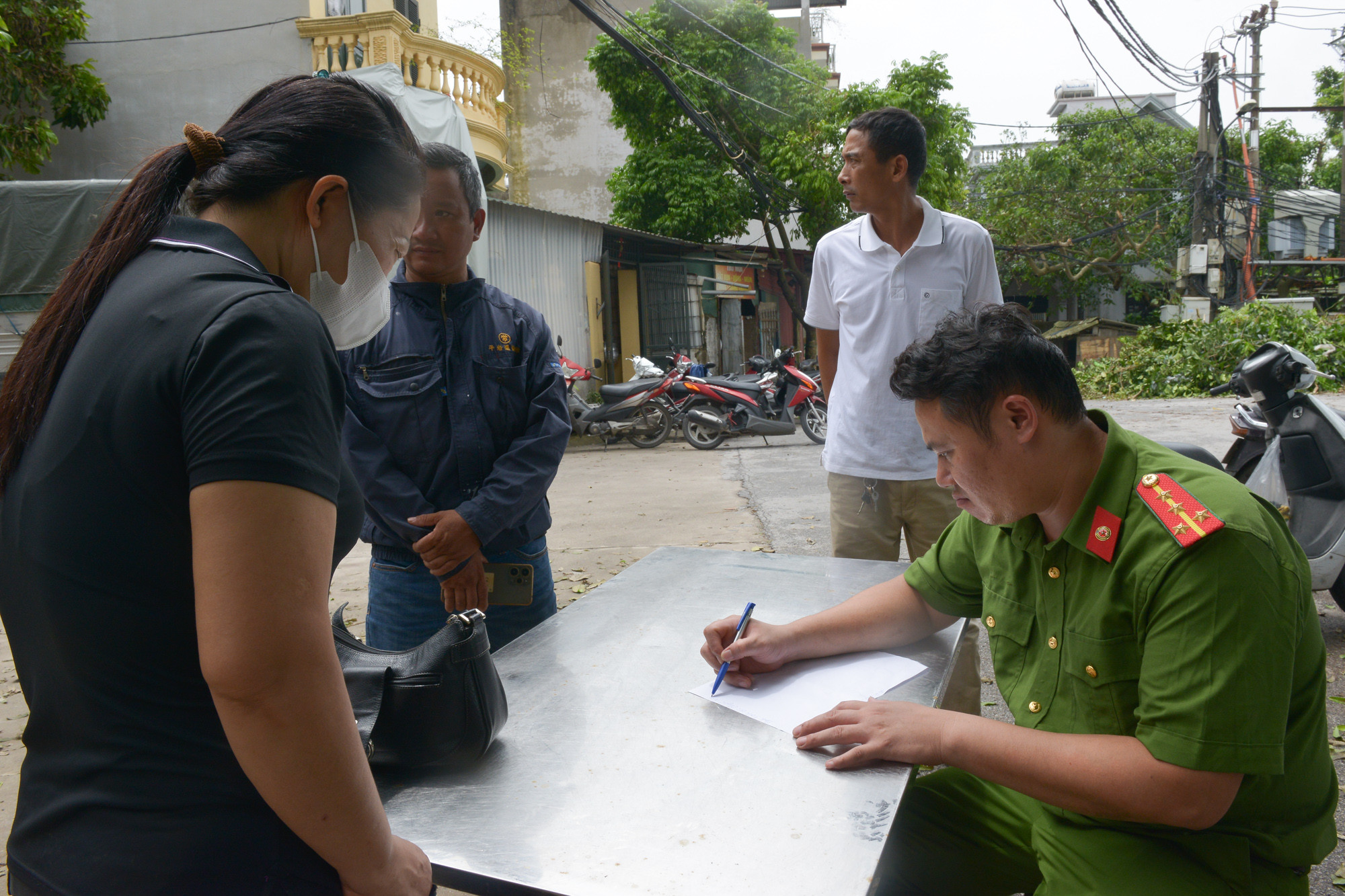 Lực lượng chức năng lên danh sách các gia đình có nguyện vọng di chuyển ra bên ngoài để tiện công tác theo dõi.