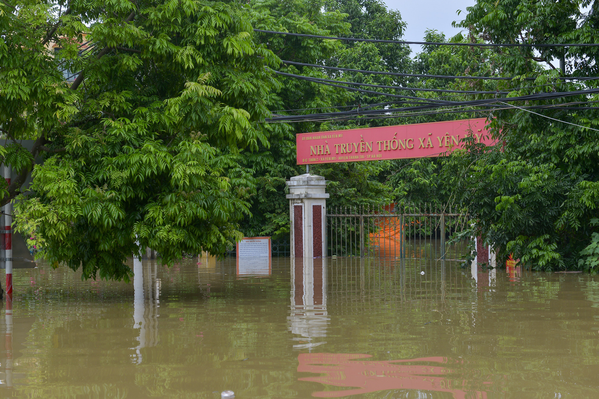 Đến 18 giờ chiều nay, nhiều khu vực tại xã Yên Mỹ vẫn ngập sâu.