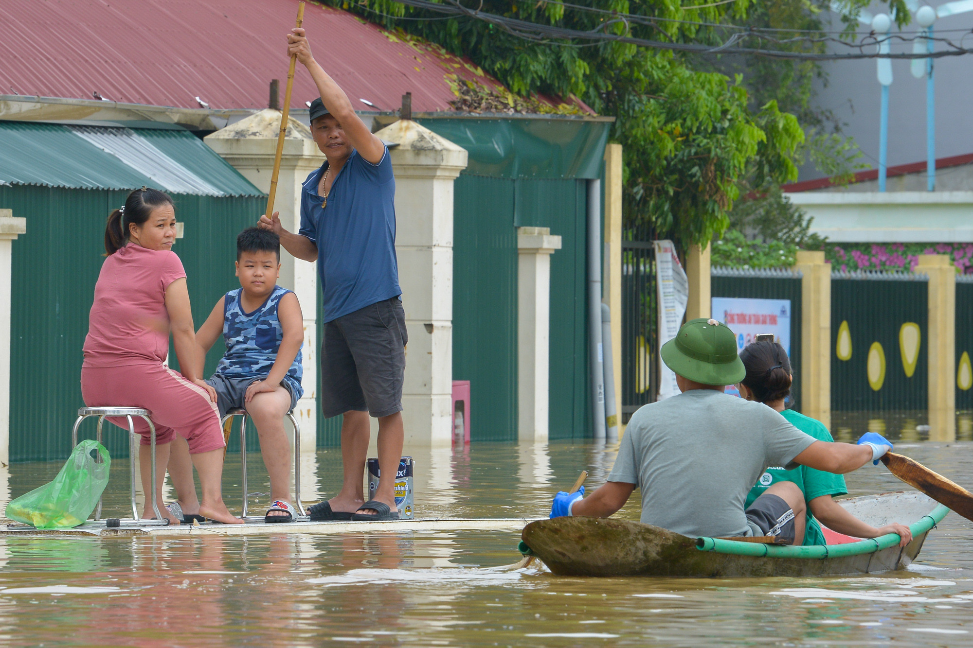 Những chiếc thuyền hàng chục năm mới được sử dụng lại, nhiều gia đình tự làm thuyền bằng xốp, bè chuối để di chuyển.