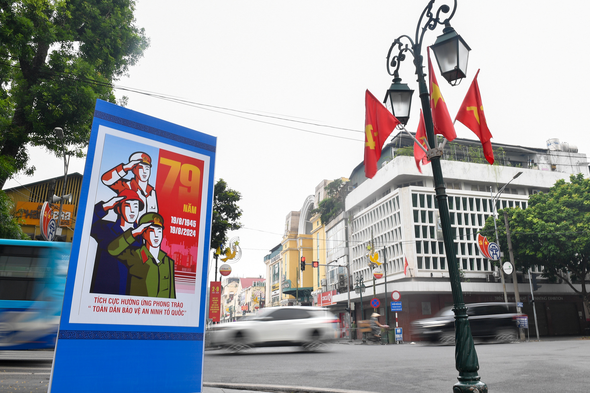 Pano, áp phích, khẩu hiệu chào mừng kỷ niệm 79 năm Cách mạng Tháng Tám và Quốc khánh 2/9 trên phố Ngô Quyền (quận Hoàn Kiếm). Pano, áp phích, khẩu hiệu chào mừng kỷ niệm 79 năm Cách mạng Tháng Tám và Quốc khánh 2/9 trên phố Ngô Quyền (quận Hoàn Kiếm).