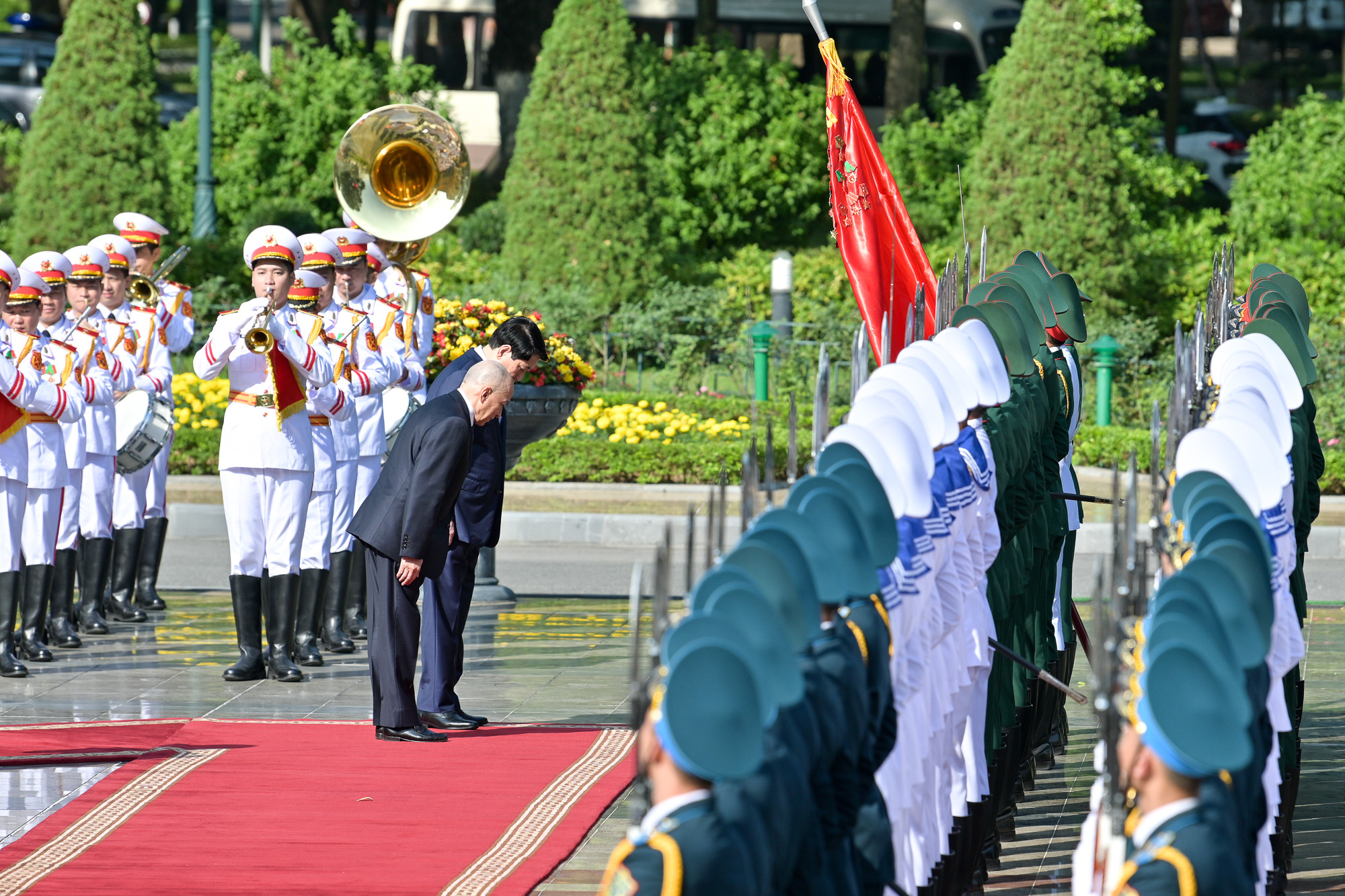 Chủ tịch nước Lương Cường và Quốc vương Campuchia Norodom Sihamoni cúi chào Quân kỳ Quyết thắng.