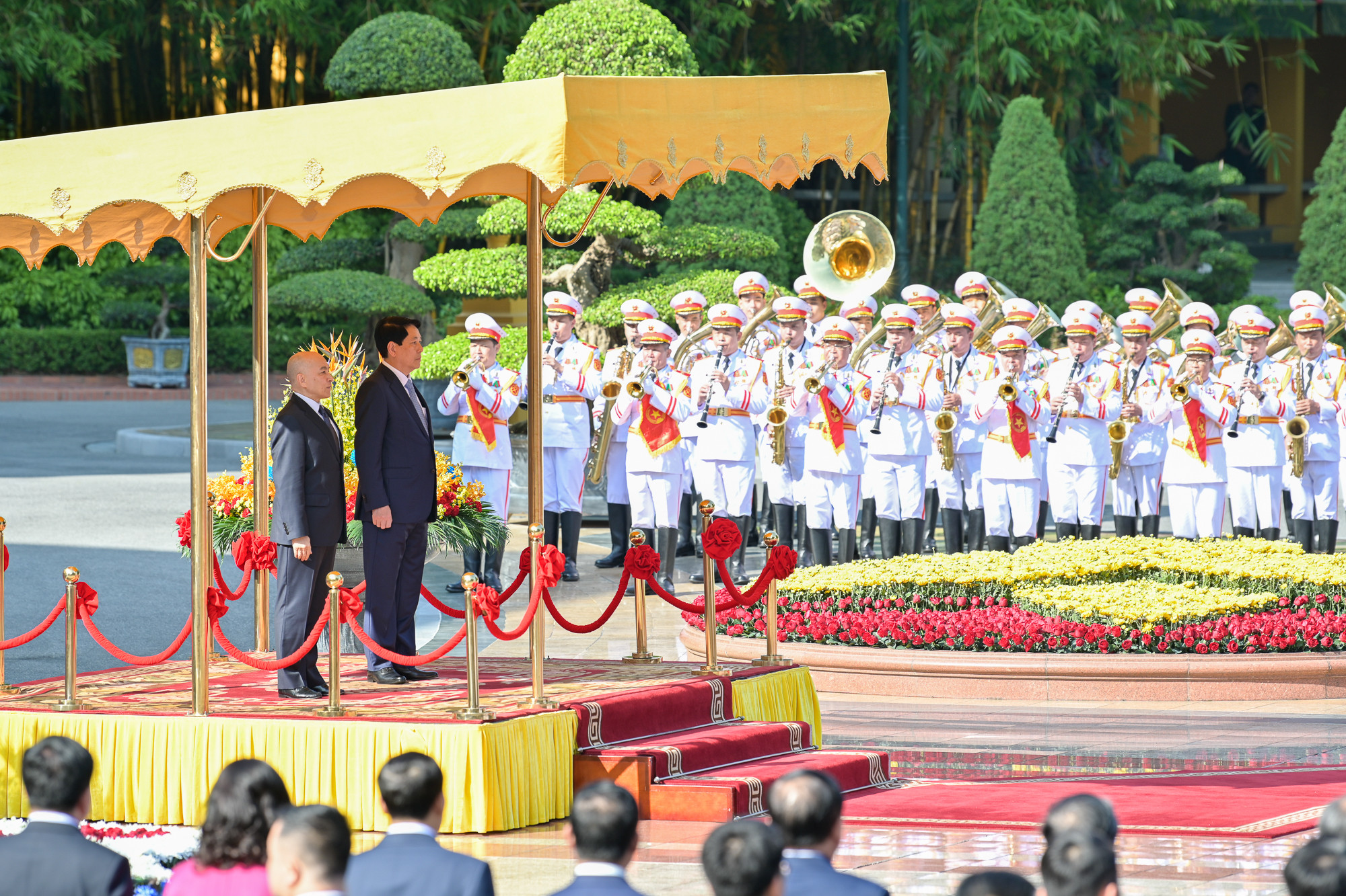 Chủ tịch nước Lương Cường và Quốc vương Campuchia Norodom Sihamoni trên bục danh dự nghe quân nhạc cử Quốc thiều hai nước.