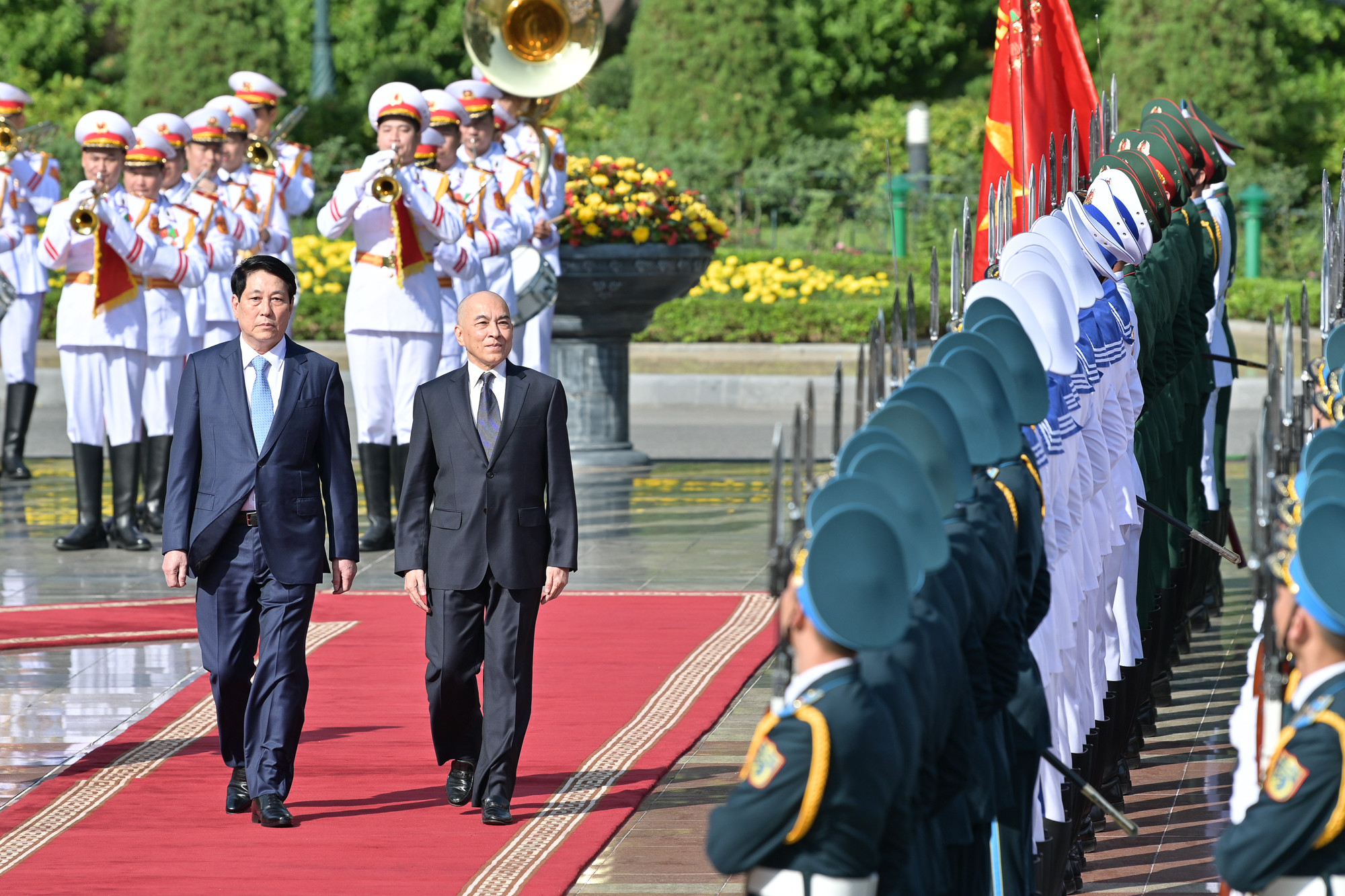 Chủ tịch nước Lương Cường và Quốc vương Campuchia Norodom Sihamoni duyệt Đội danh dự Quân đội nhân dân Việt Nam tại lễ đón.