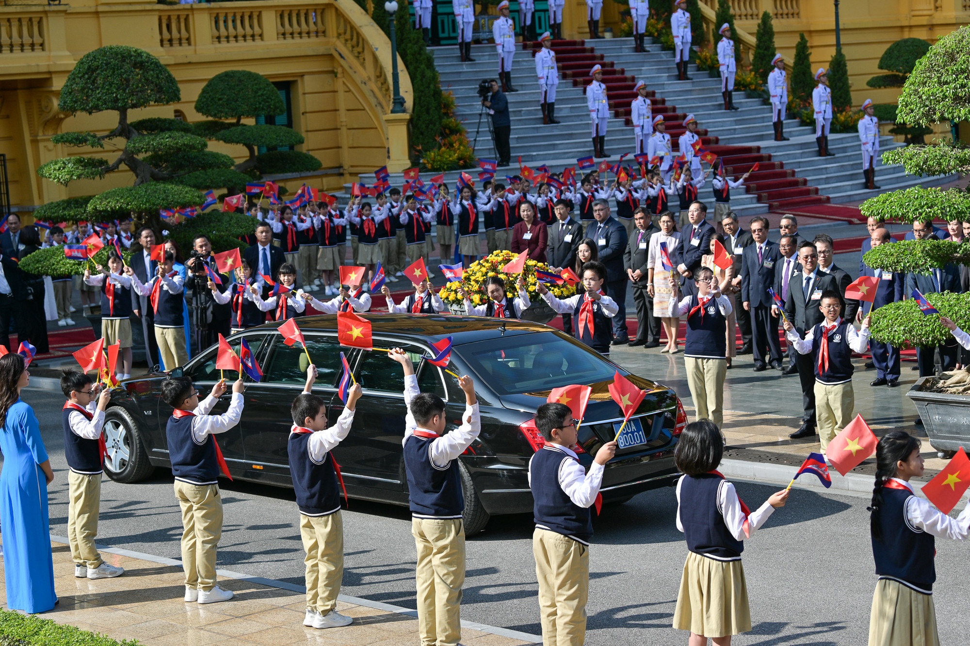 Thiếu nhi Thủ đô chào đón Quốc vương Campuchia Norodom Sihamoni.