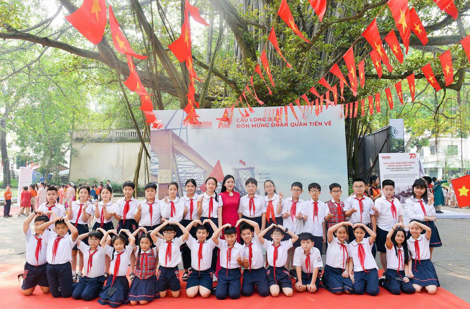 Cô và trò trường Tiểu học Thăng Long (quận Hoàn Kiếm) tham quan triển lãm.