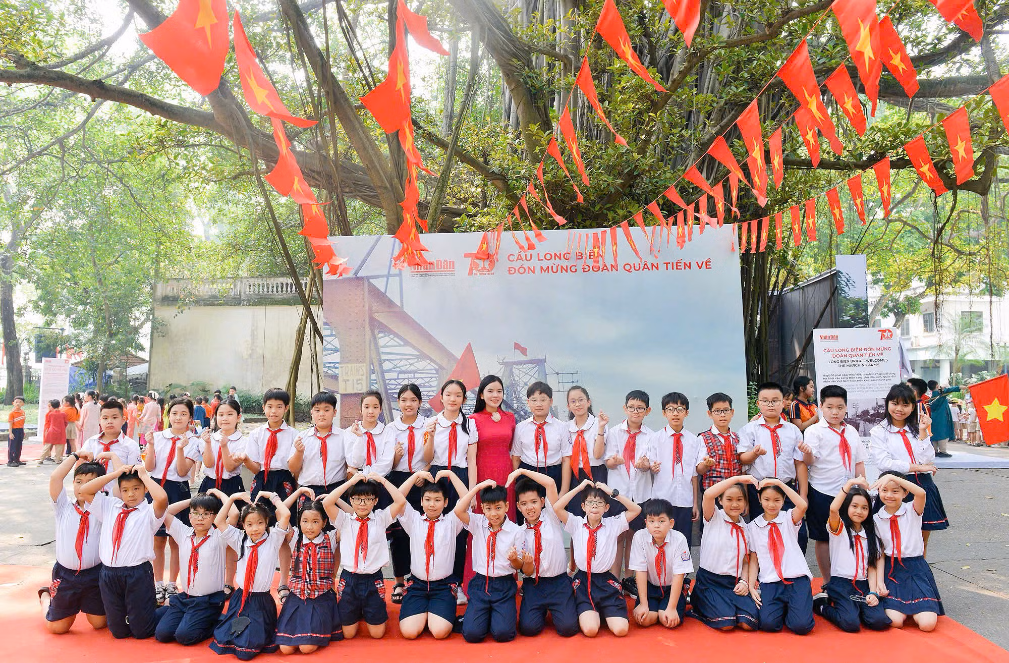 Cô và trò trường Tiểu học Thăng Long (quận Hoàn Kiếm) tham quan triển lãm.