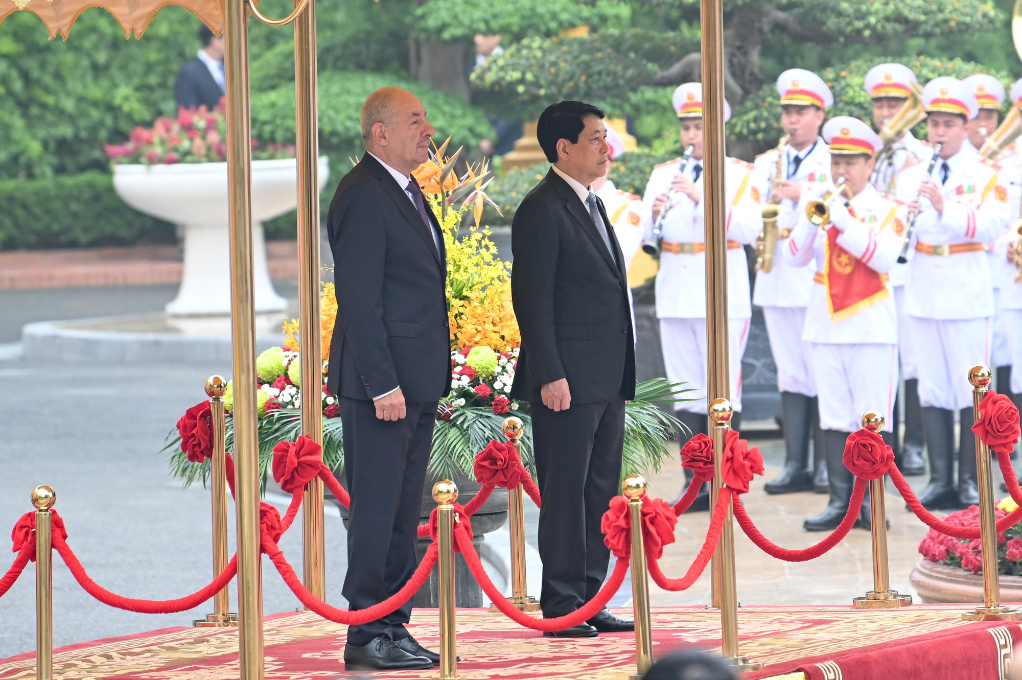 Chủ tịch nước Lương Cường và Tổng thống Hungary Sulyok Tamas trên bục danh dự nghe quân nhạc cử Quốc thiều hai nước.