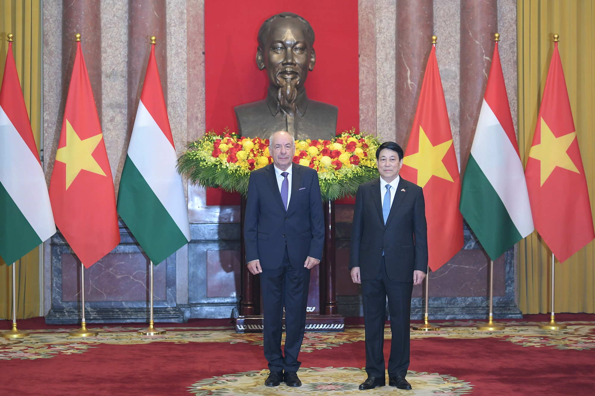 Chủ tịch nước Lương Cường và Tổng thống Hungary Sulyok Tamás chụp ảnh chung sau lễ đón. Chủ tịch nước Lương Cường và Tổng thống Hungary Sulyok Tamás chụp ảnh chung sau lễ đón.