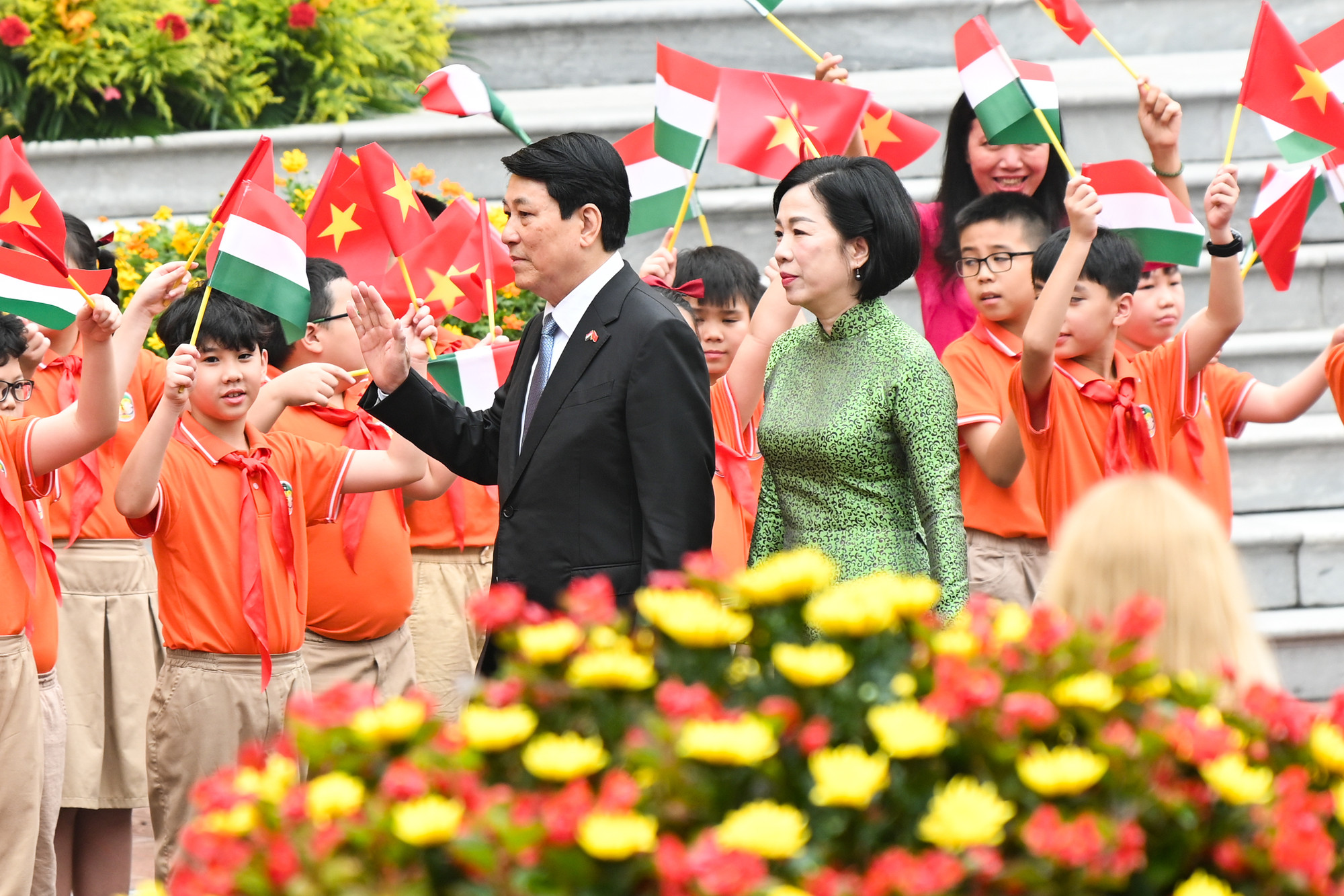 Chủ tịch nước Lương Cường cùng Phu nhân vẫy chào các em thiếu nhi Thủ đô.