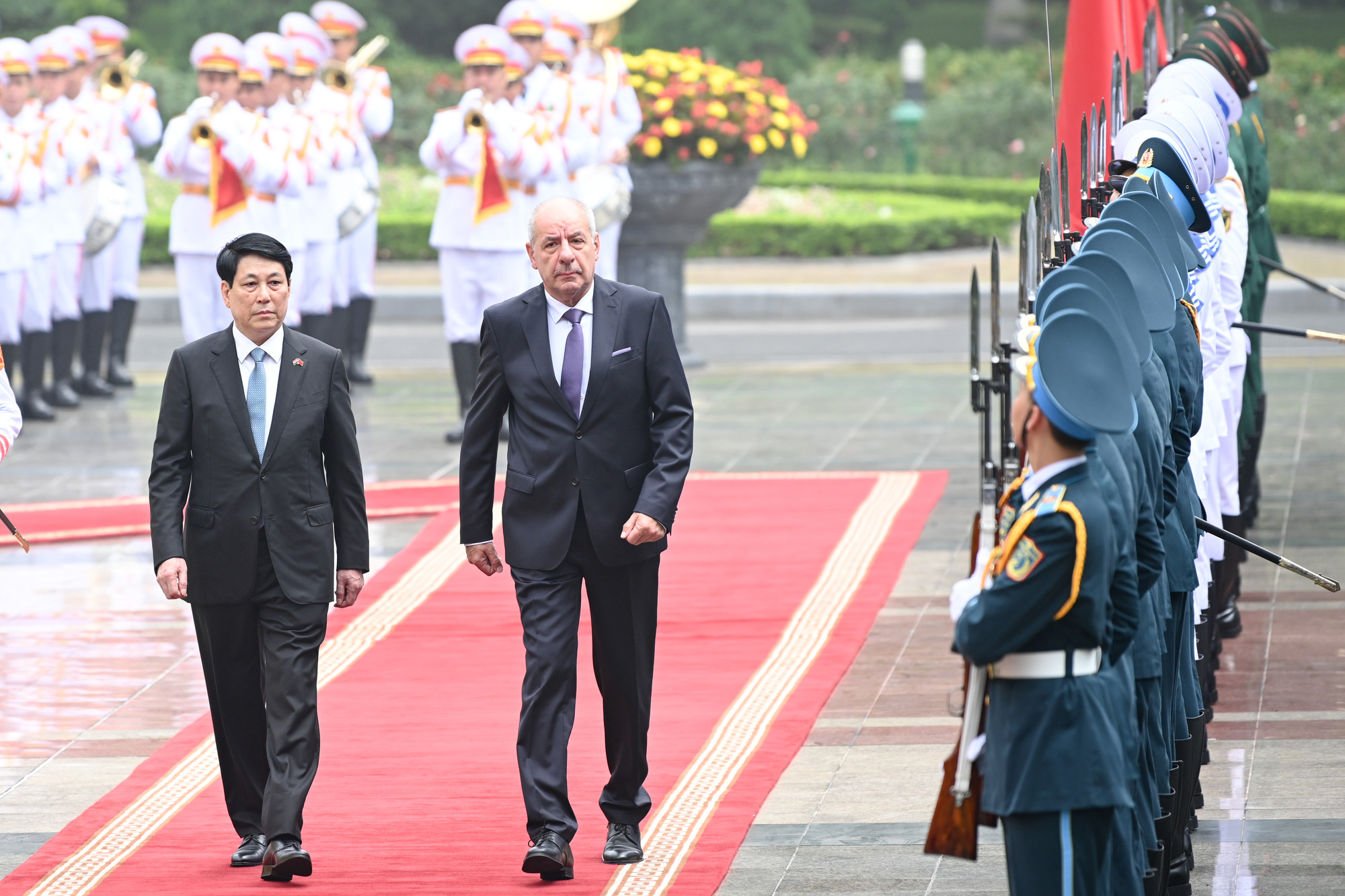 Chủ tịch nước Lương Cường và Tổng thống Hungary Sulyok Tamas duyệt đội danh dự Quân đội nhân dân Việt Nam.