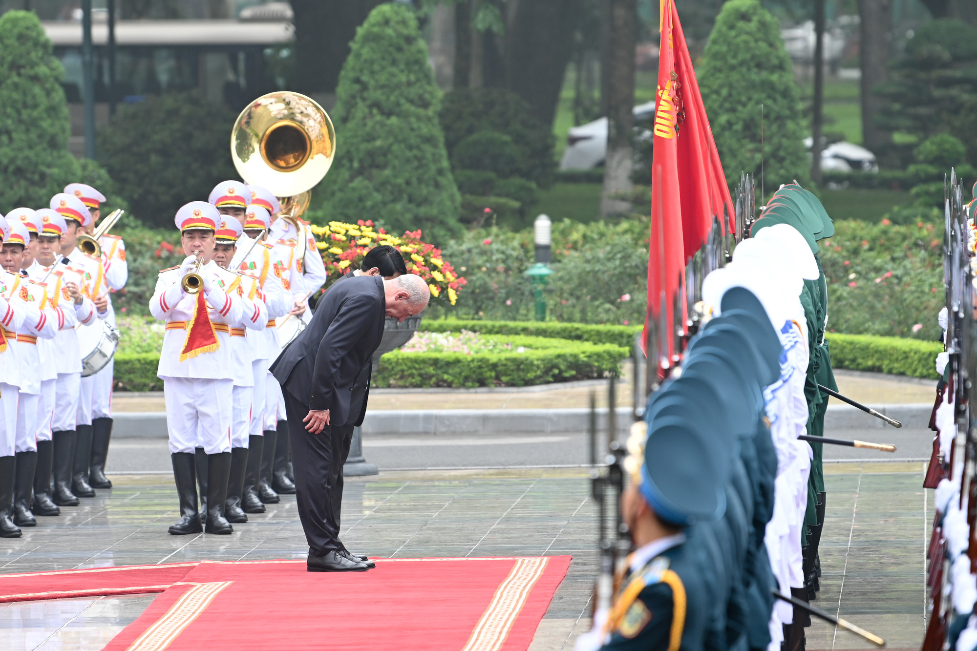 Chủ tịch nước Lương Cường và Tổng thống Hungary Sulyok Tamas cúi chào Quân kỳ Quyết thắng.